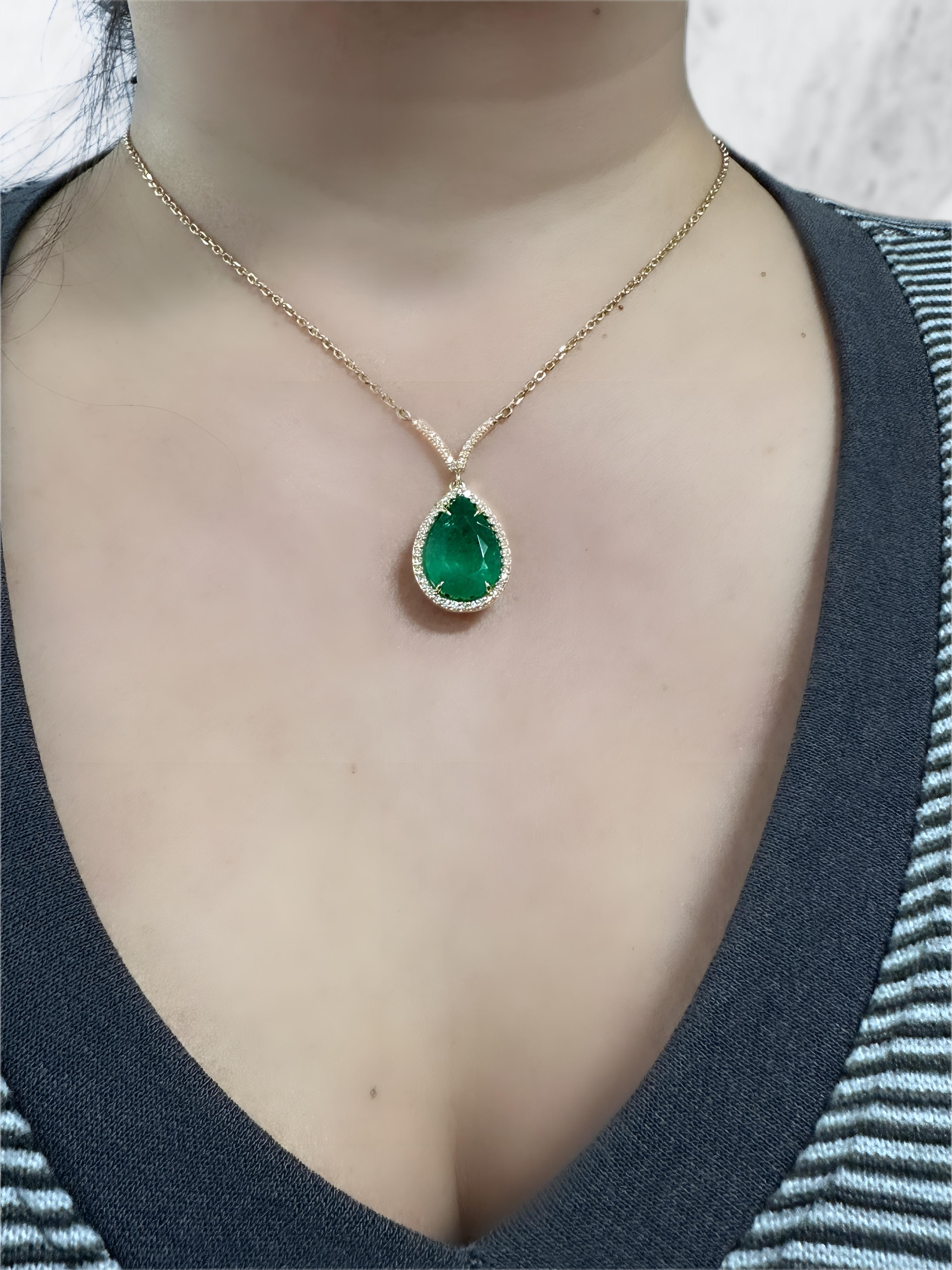 18k Yellow Gold Pear Shape Emerald Center with Diamond Halo Necklace In New Condition For Sale In Los Angeles, CA