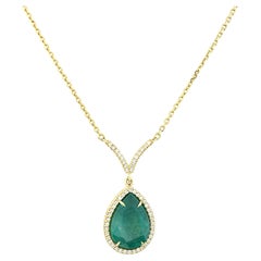18 Karat Gelbgold Birnenförmige Smaragd-Halskette mit Diamant-Halo-Halskette