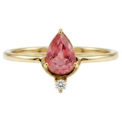 Anello in oro giallo 18 carati con zaffiro a forma di pera e diamanti, 0,65 ct, di Tresor