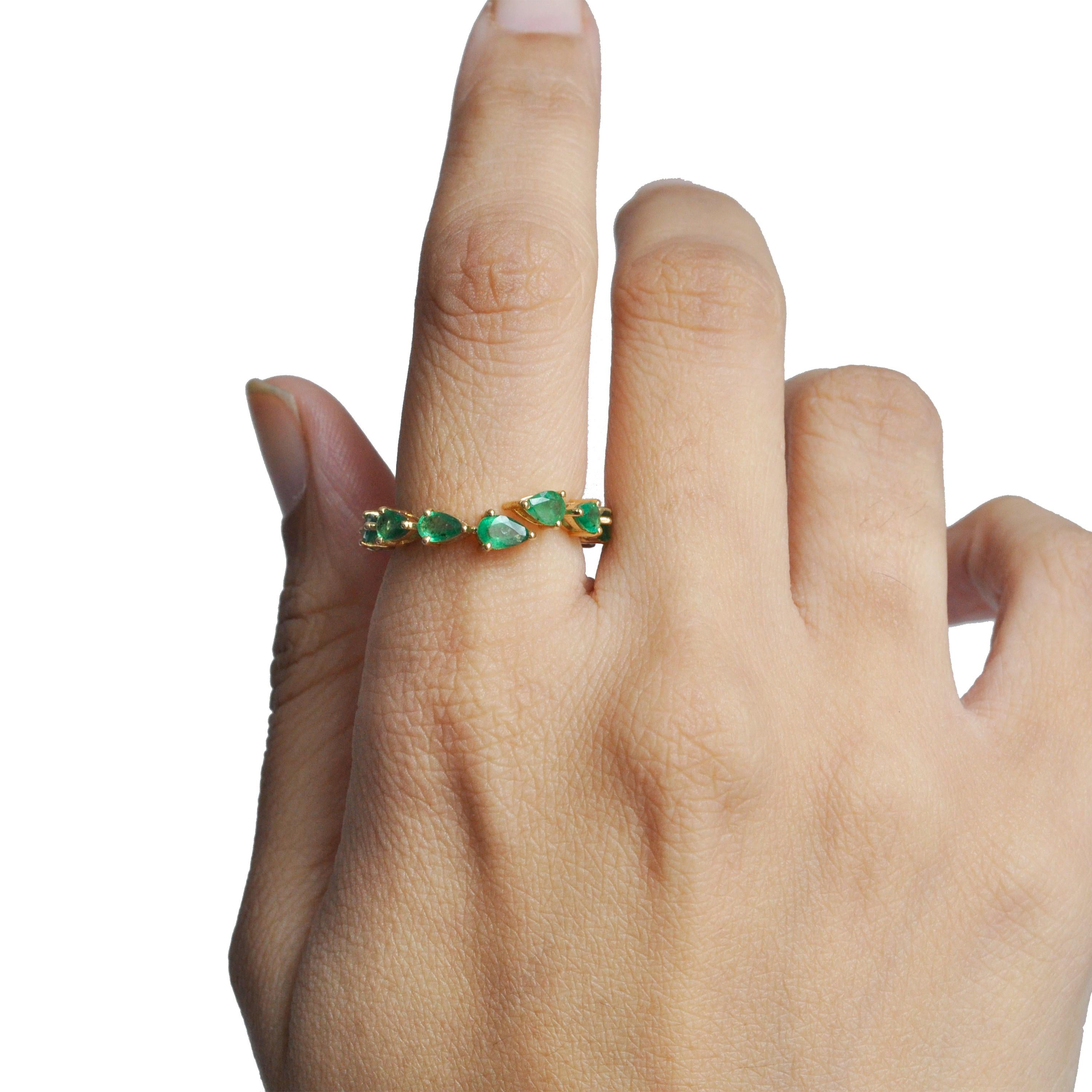 Bague d'éternité flexible en or jaune 18K avec émeraude zambienne en forme de poire

Cette exquise bague en or jaune 18 carats avec émeraude est une bague idéale pour toutes les occasions. Ornée d'un cercle continu d'émeraudes en forme de poire,