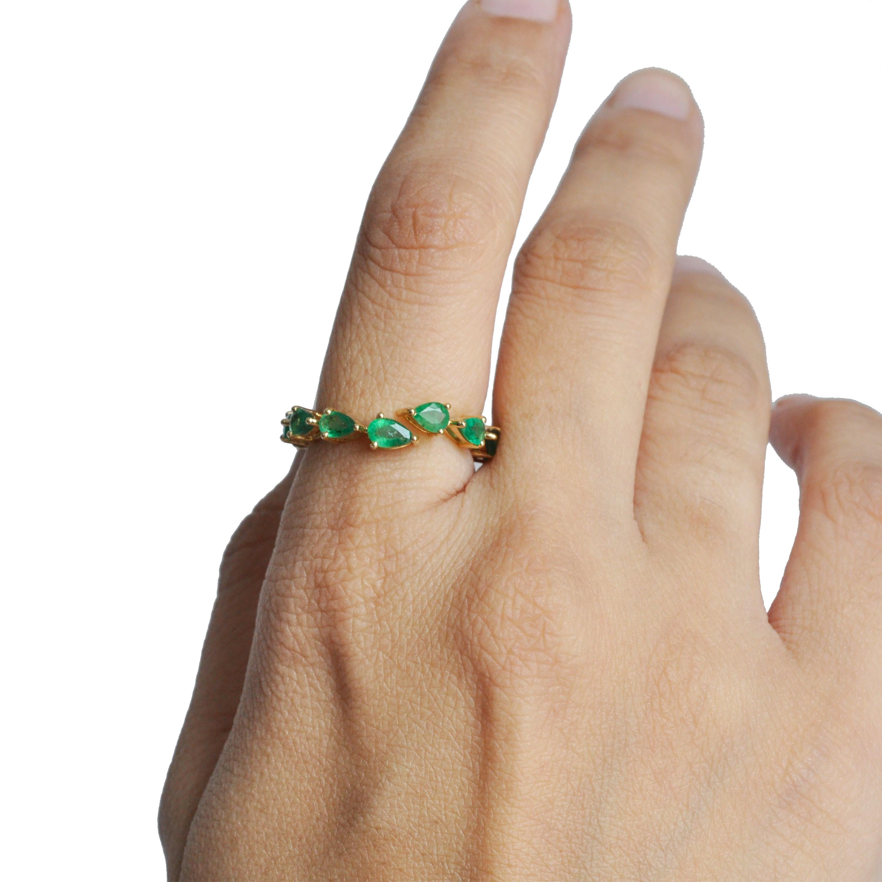Taille poire Anneau flexible en or jaune 18K avec émeraude zambienne en forme de poire en vente