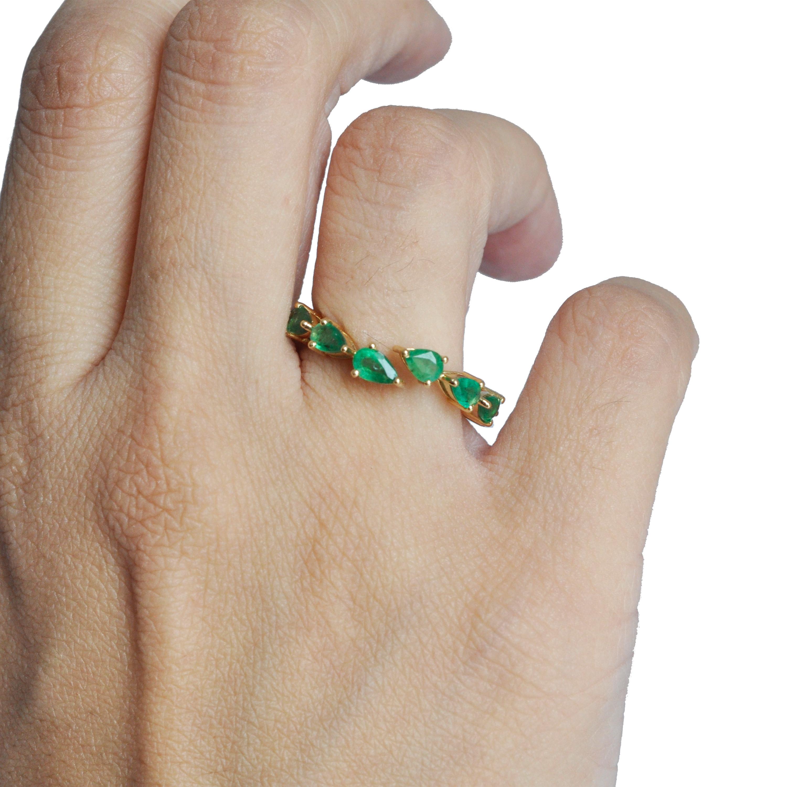 Anneau flexible en or jaune 18K avec émeraude zambienne en forme de poire Neuf - En vente à Jaipur, Rajasthan