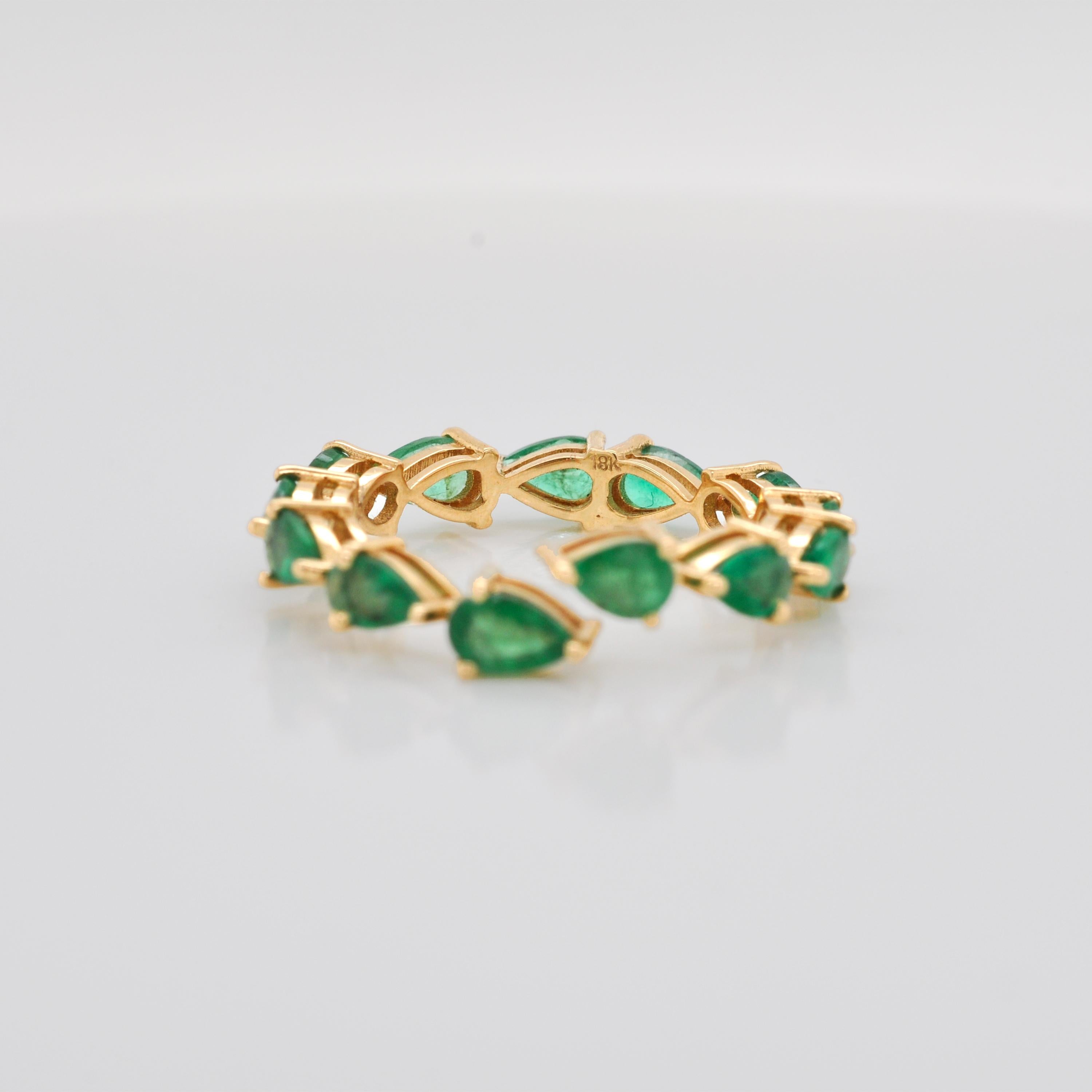 Anneau flexible en or jaune 18K avec émeraude zambienne en forme de poire Pour femmes en vente