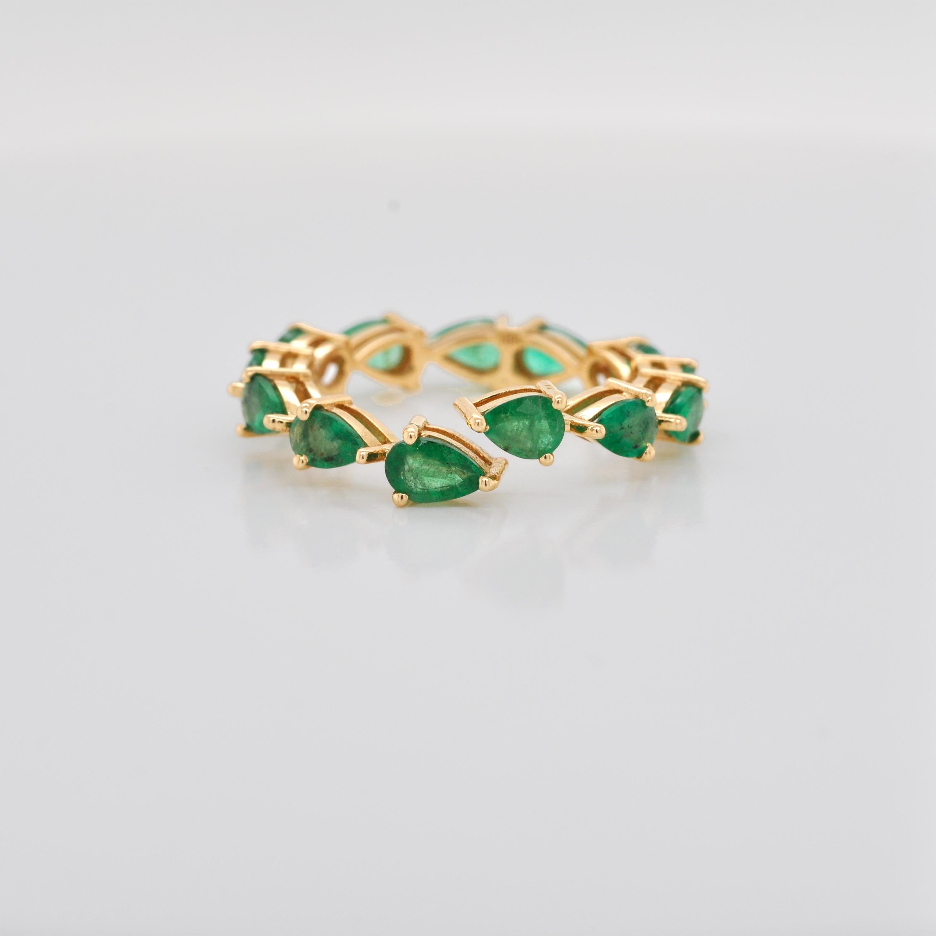 Anneau flexible en or jaune 18K avec émeraude zambienne en forme de poire en vente 2