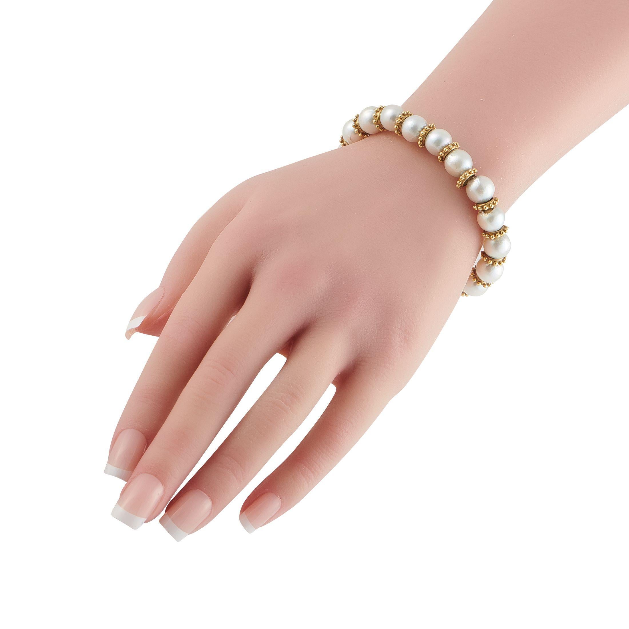 Ce bracelet est chic et incroyablement contemporain. Les perles et le travail du métal en or jaune 18 carats texturé créent un délicieux contraste tout au long de la conception. Des pierres précieuses en forme d'améthyste à chaque extrémité