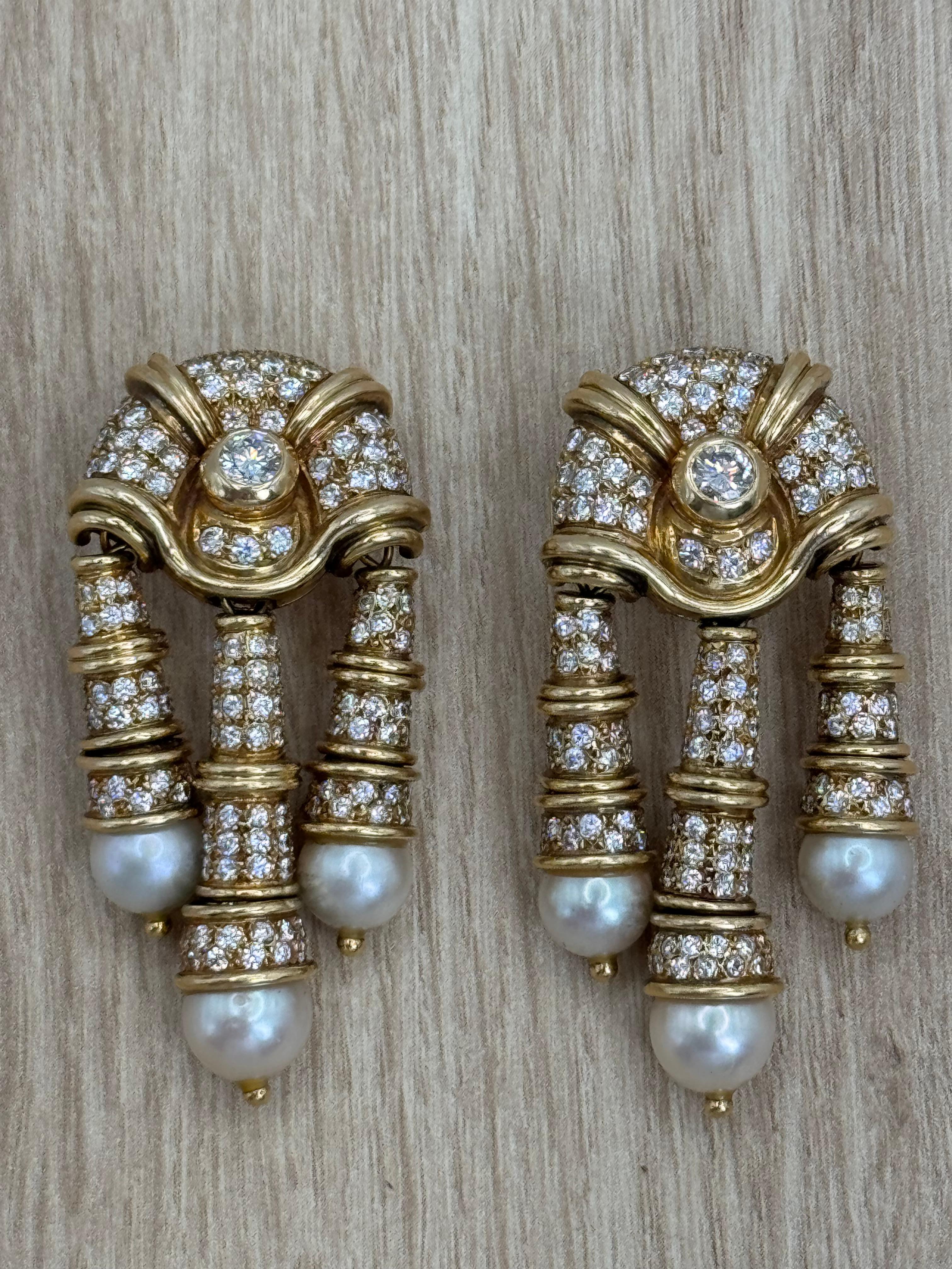 Orecchini a lampadario con perle e diamanti in oro giallo 18K in vendita 4