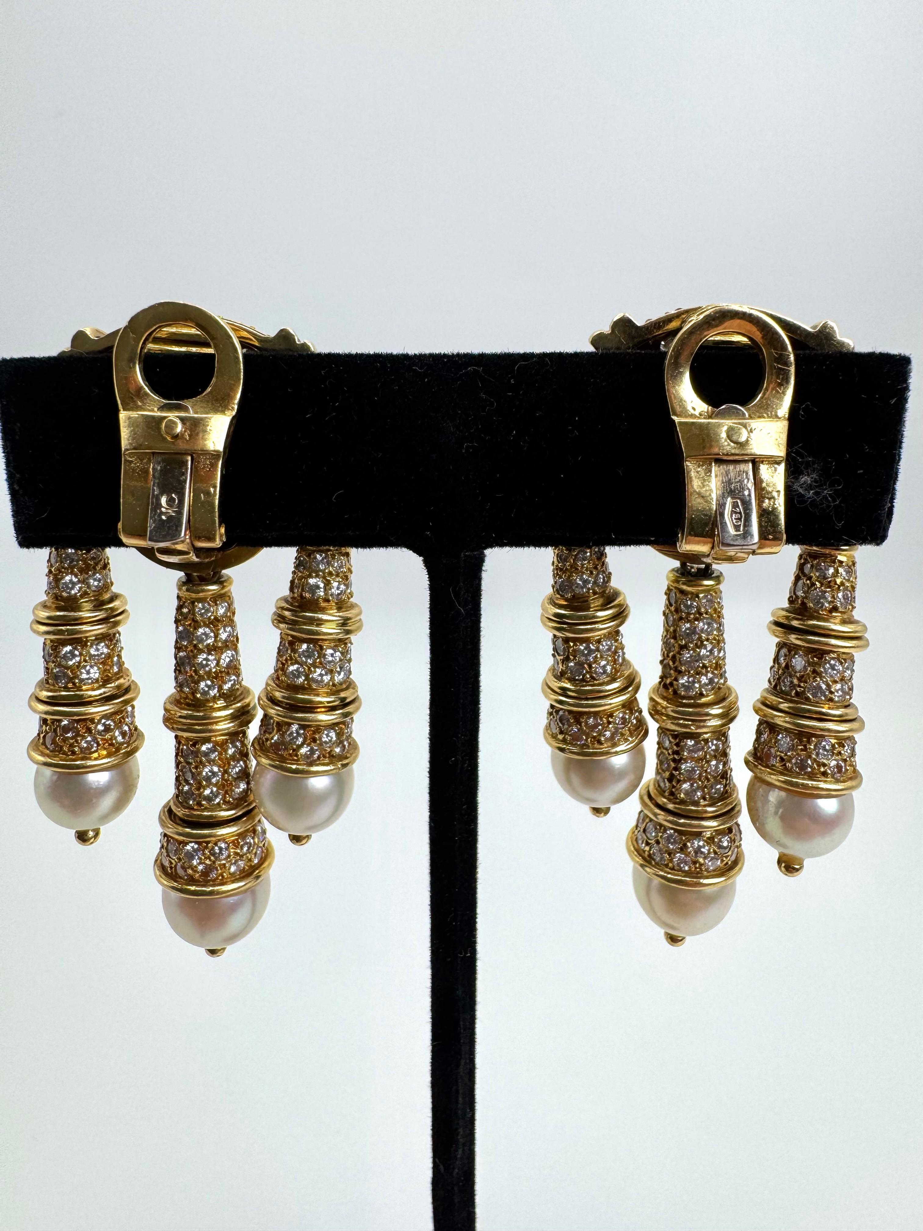 Orecchini a lampadario con perle e diamanti in oro giallo 18 carati. Marcato 750