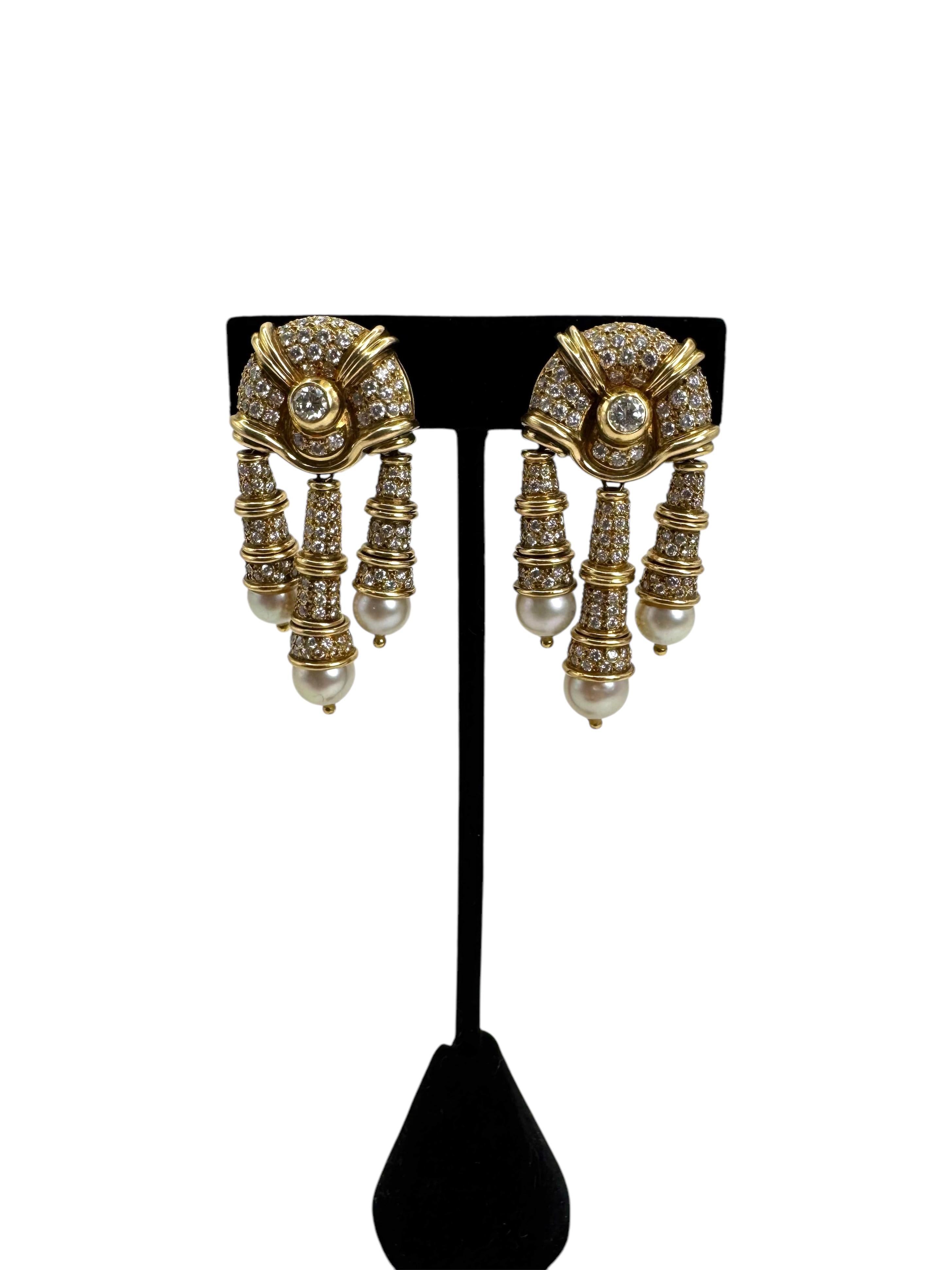 Orecchini a lampadario con perle e diamanti in oro giallo 18K in vendita 1