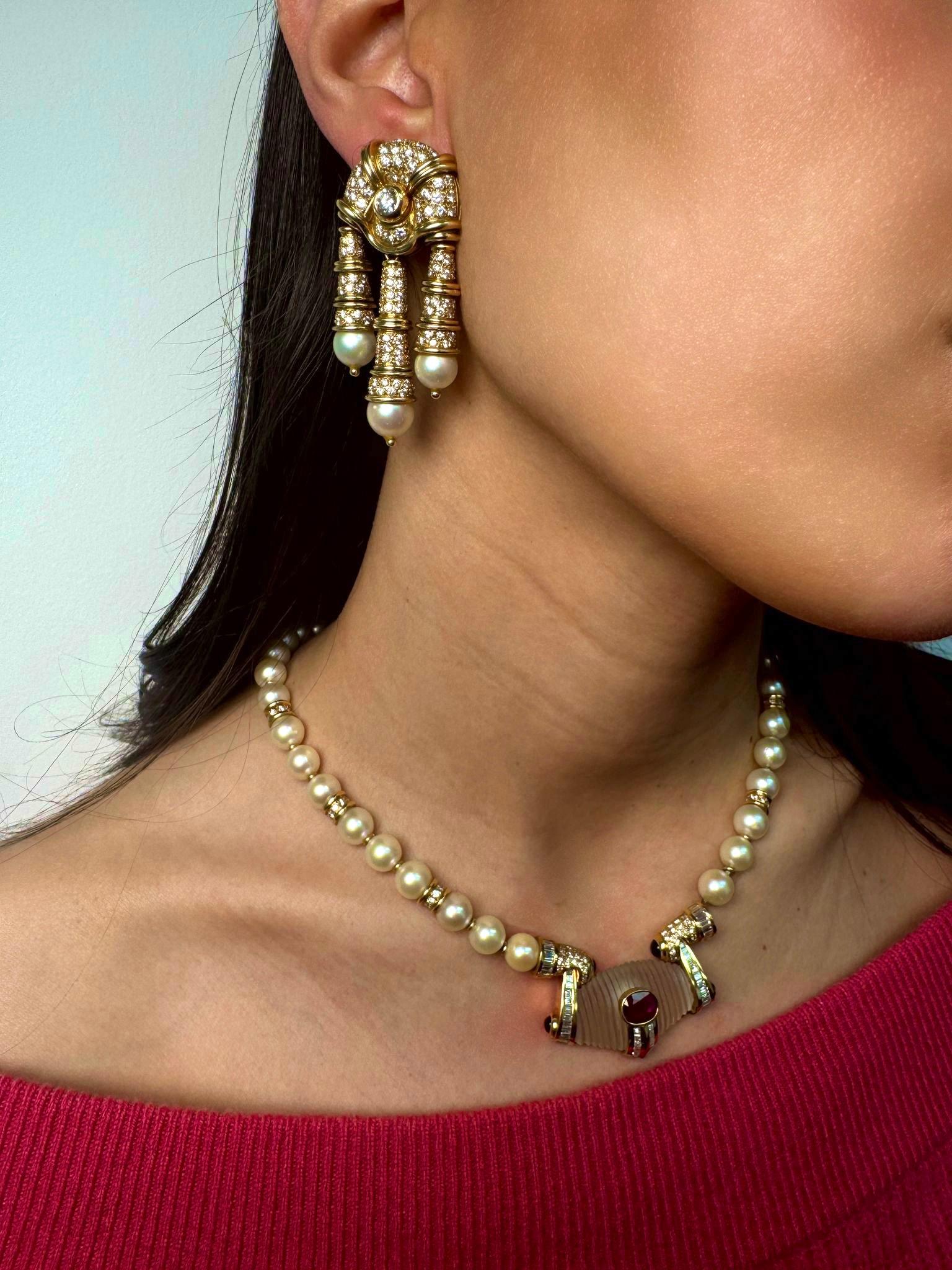 Orecchini a lampadario con perle e diamanti in oro giallo 18K in vendita 2