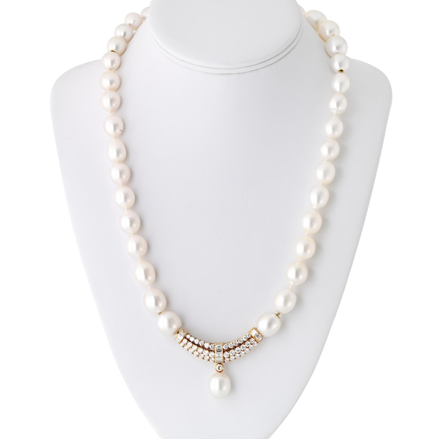 This elegant vintage necklace features a classic strand of luminous mabe pearls, gracefully strung to highlight a refined centerpiece. At the base of the necklace sits a sculptural motif crafted in 18K yellow gold, designed in the shape of a soft