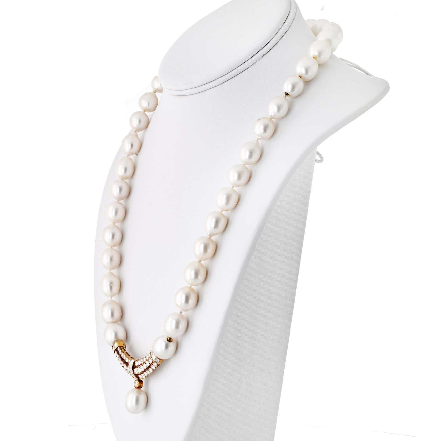 Modern 18K Yellow Gold Pearl And Diamond Necklace Strand For Sale