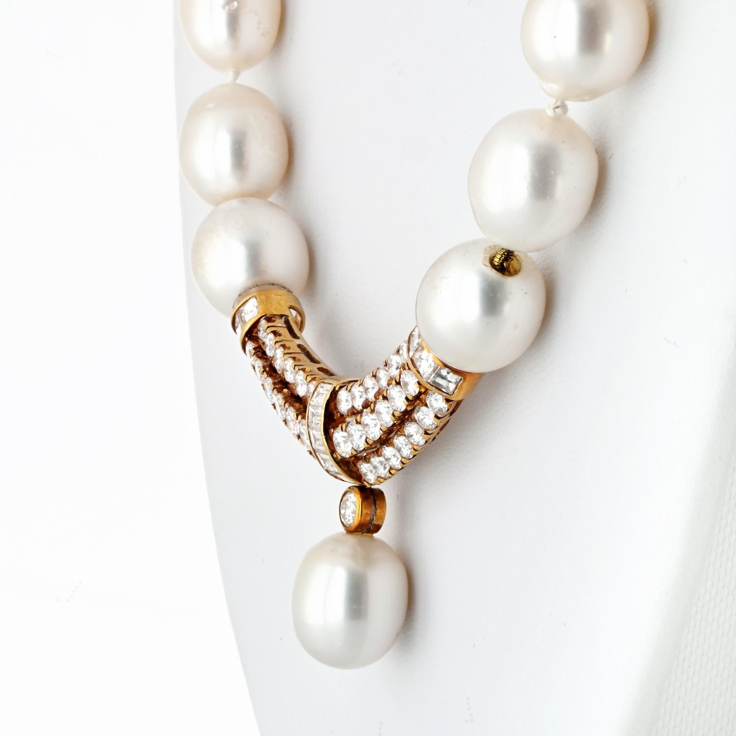 18K Yellow Gold Pearl And Diamond Necklace Strand In Excellent Condition For Sale In New York, NY