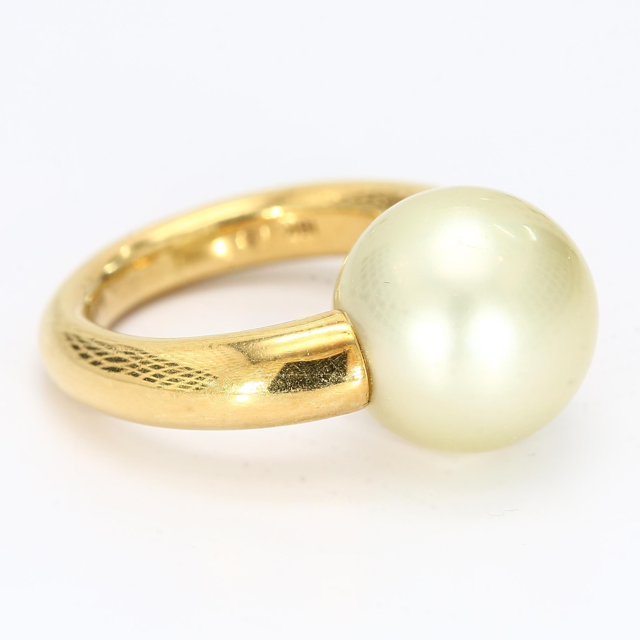 Il s'agit d'une belle bague simple, mais qui attire l'attention, faite d'or jaune 18 carats et d'une perle ronde de 13 mm.

- Info pierre -
Perle 13 mm

Taille de l'anneau - ~3.25
Poids total - 12,45 g
A80