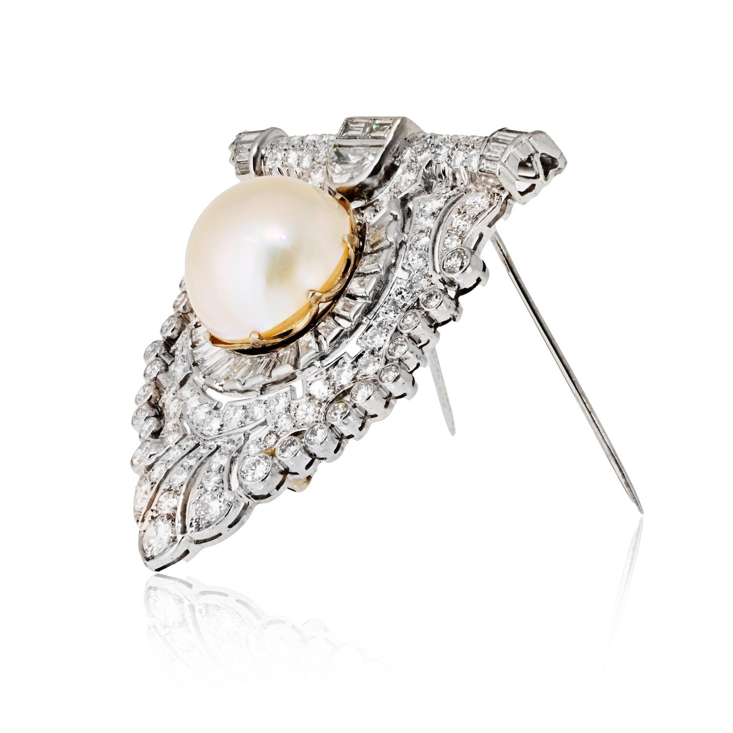 Moderne Broche en or jaune 18K avec perles et diamants en vente