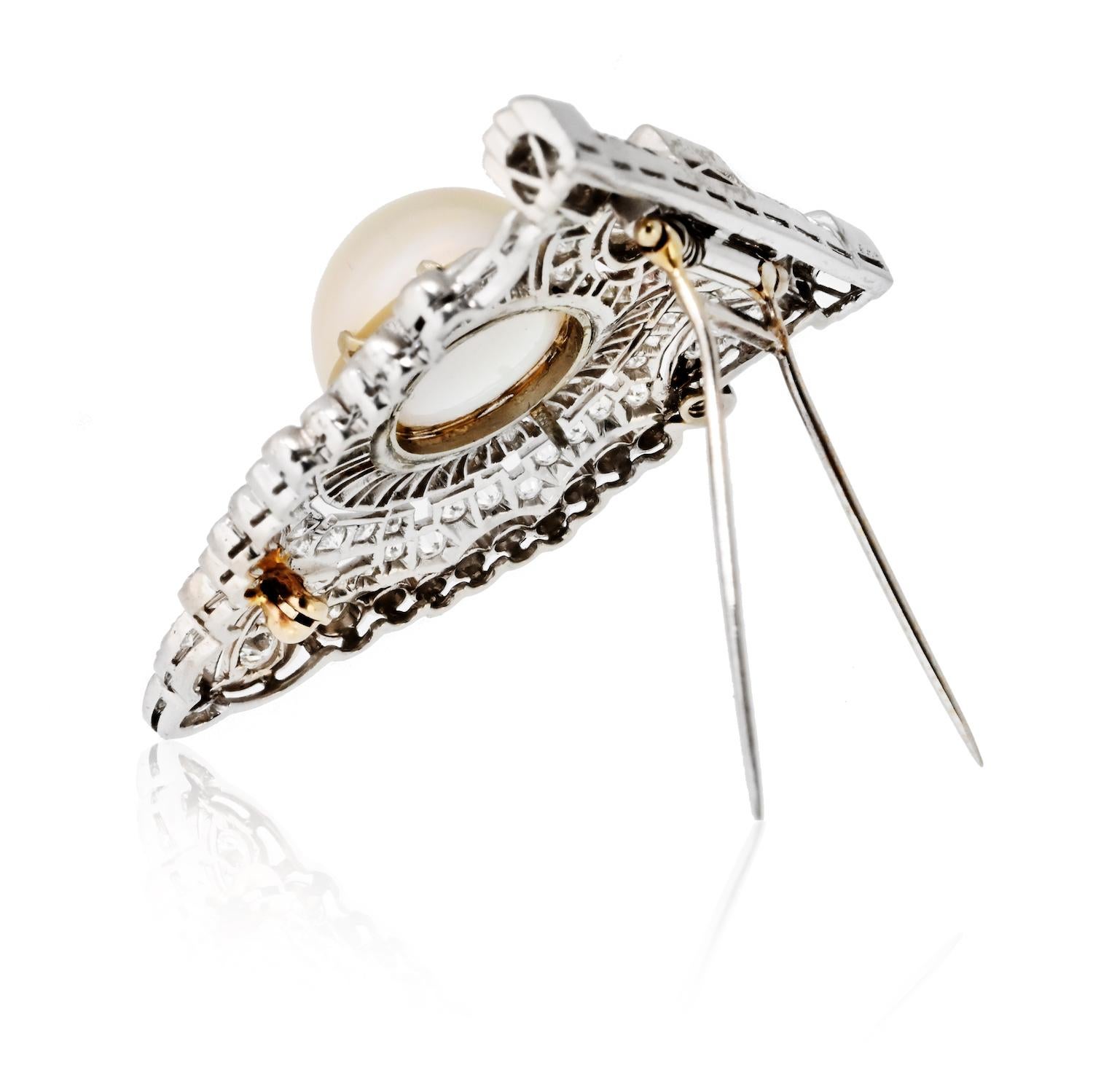 Taille ronde Broche en or jaune 18K avec perles et diamants en vente