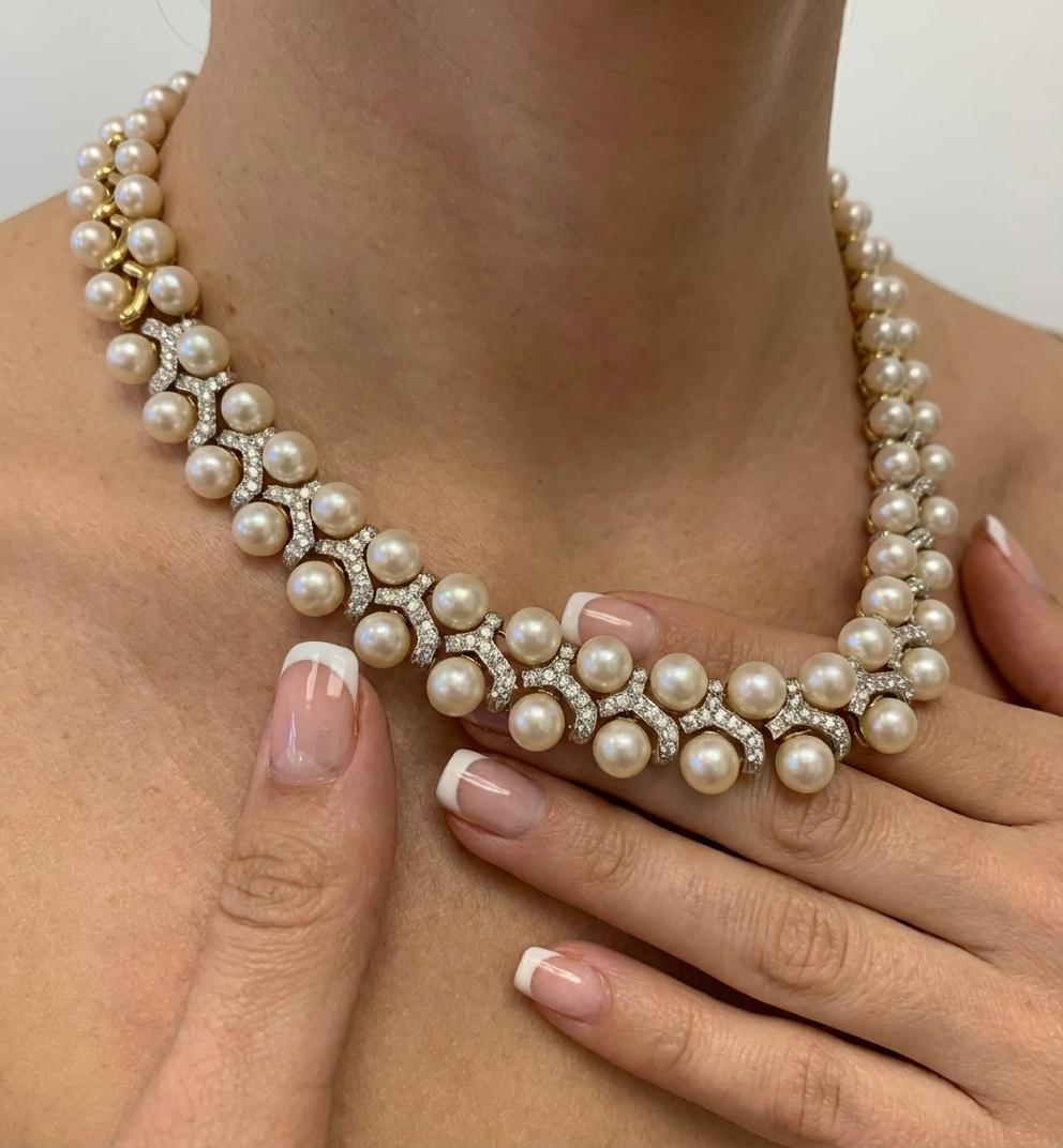 Questa squisita collana è realizzata in oro giallo massiccio 18 carati e presenta una splendida lavorazione. Con circa 190 diamanti a taglio rotondo per un peso totale stimato di 6 carati, il pezzo offre una brillantezza e uno scintillio