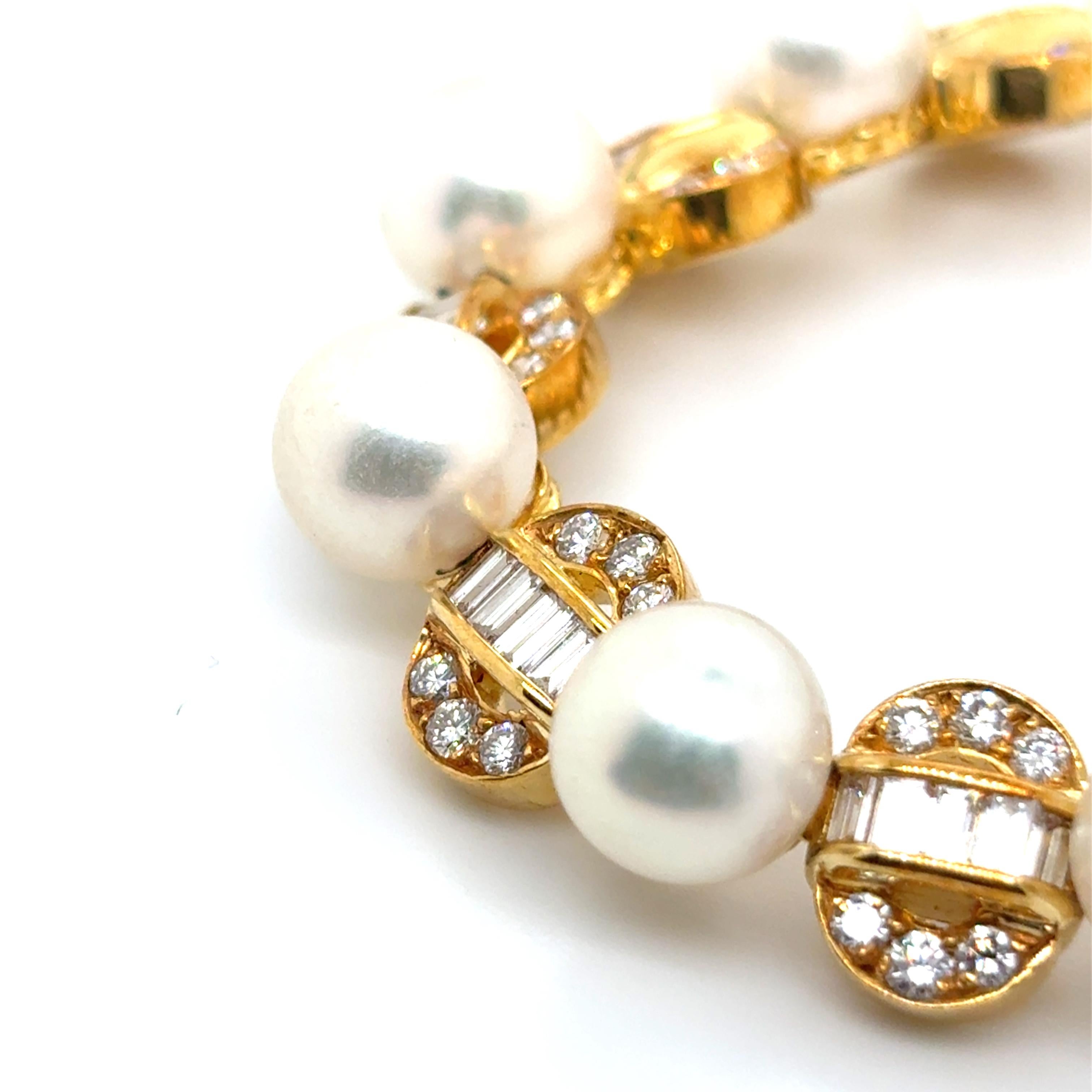 Esta pulsera de perlas y diamantes envuelve tu muñeca en seda iluminada por la luna. 

Las cuentas de perlas lisas de 9,2 mm se asientan entre diamantes pavé que suman 5,87 cts, ensartadas en un cierre seguro de tamaño 6,5