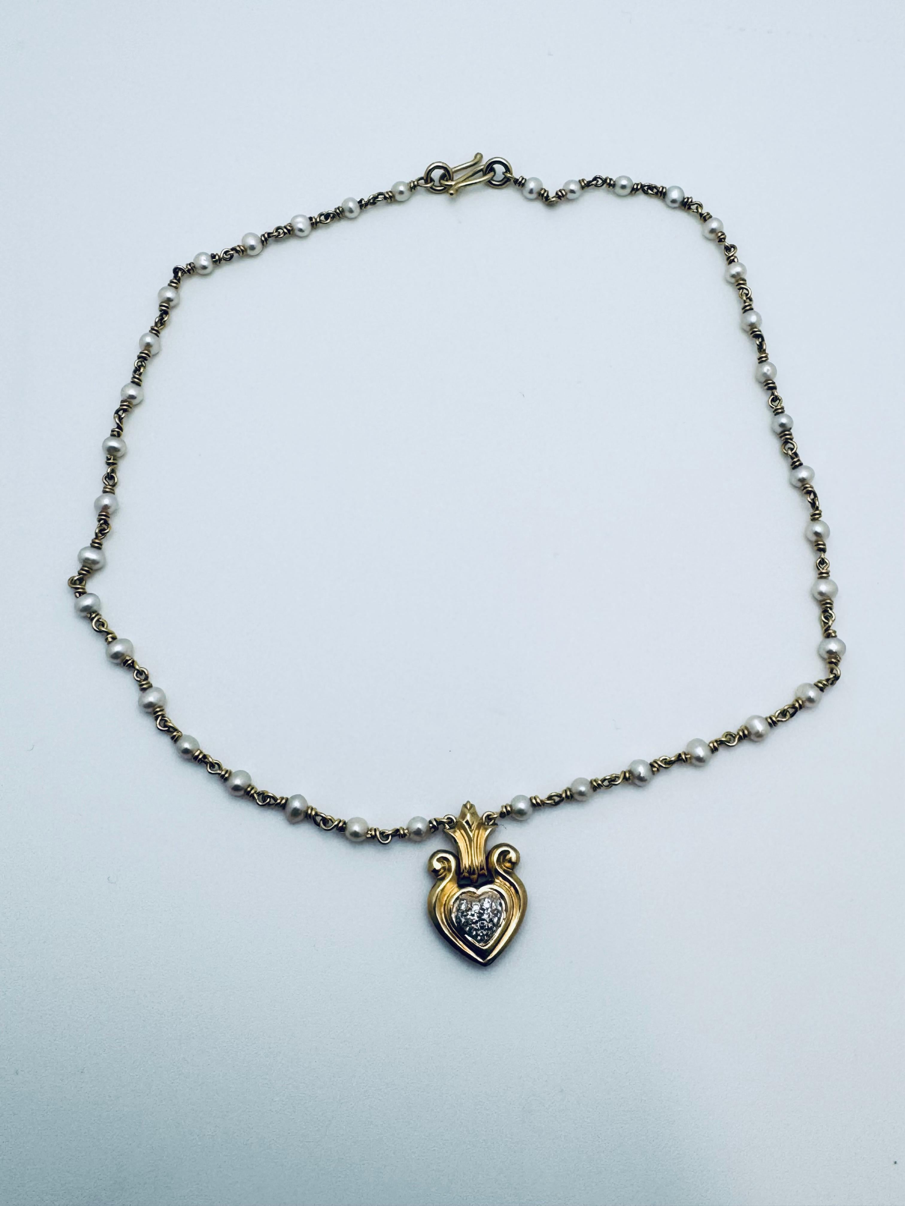 Cet élégant collier en or jaune 18 carats respire la beauté intemporelle et présente une étonnante combinaison de perles lumineuses et de délicats diamants. Le rang est composé de 38 perles blanches d'Akoya, mesurant chacune 4 mm, et présentant un