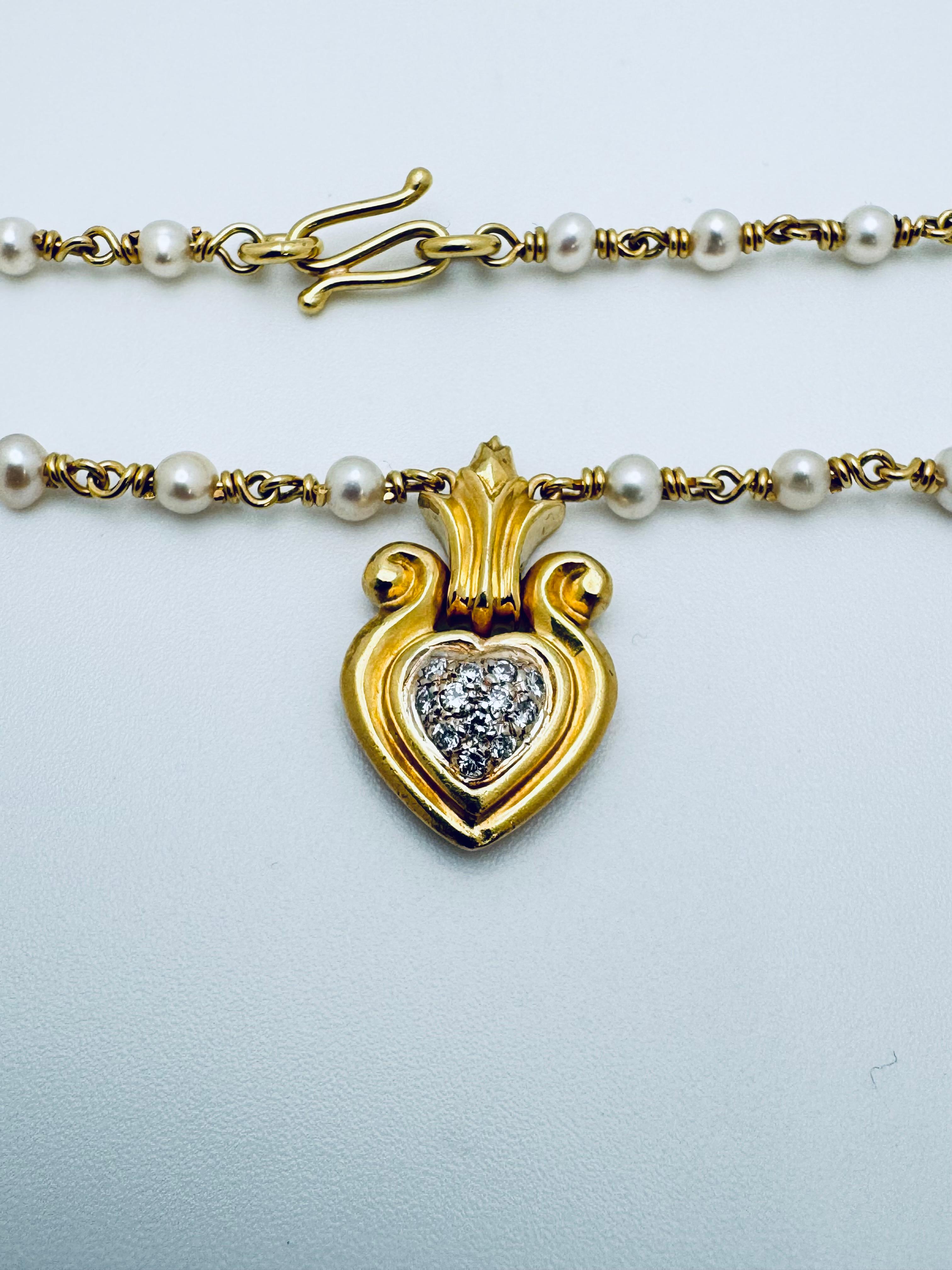 Contemporain Collier en or jaune 18K avec perles et diamants en forme de coeur en vente
