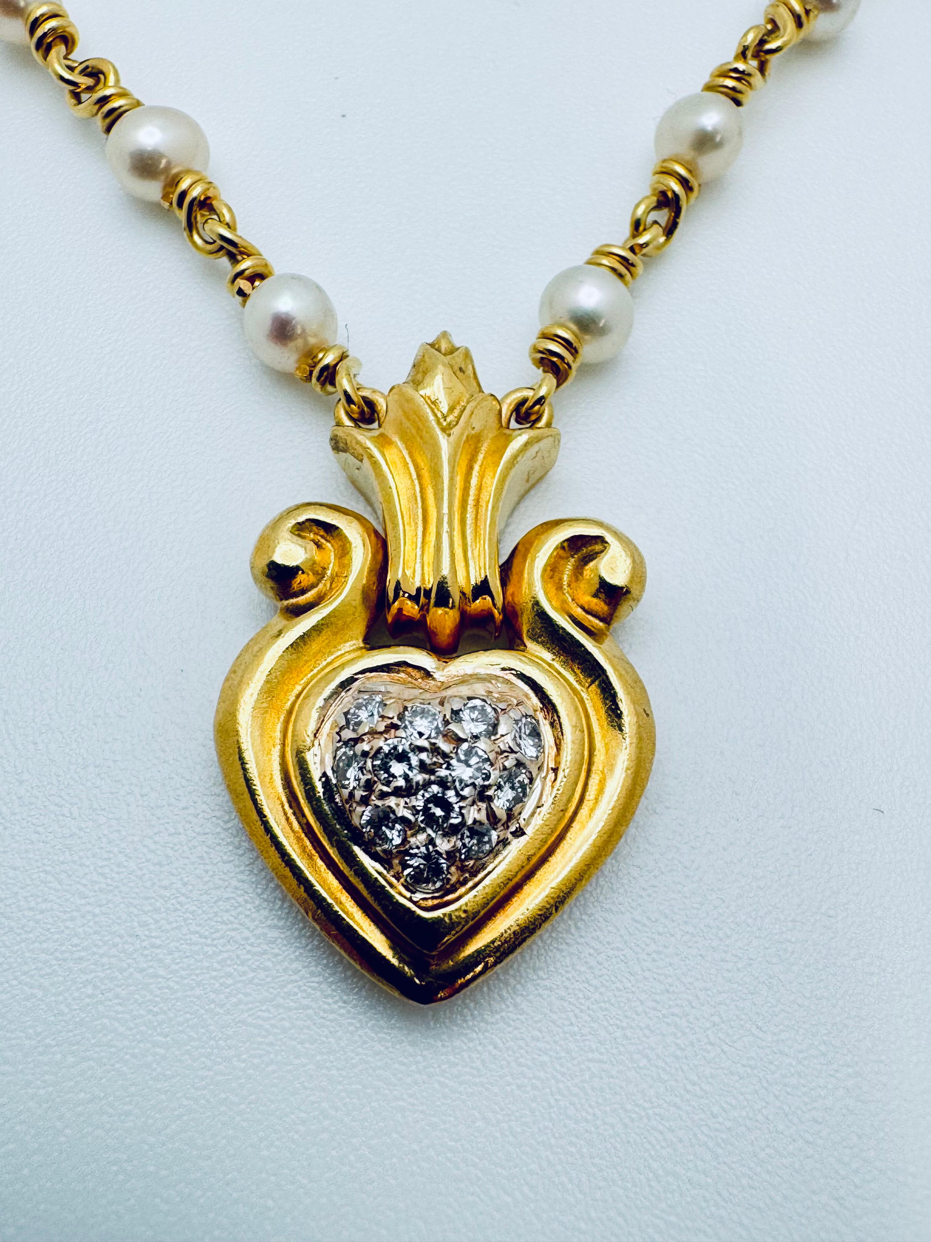 Collier en or jaune 18K avec perles et diamants en forme de coeur Bon état - En vente à Palm Desert, CA