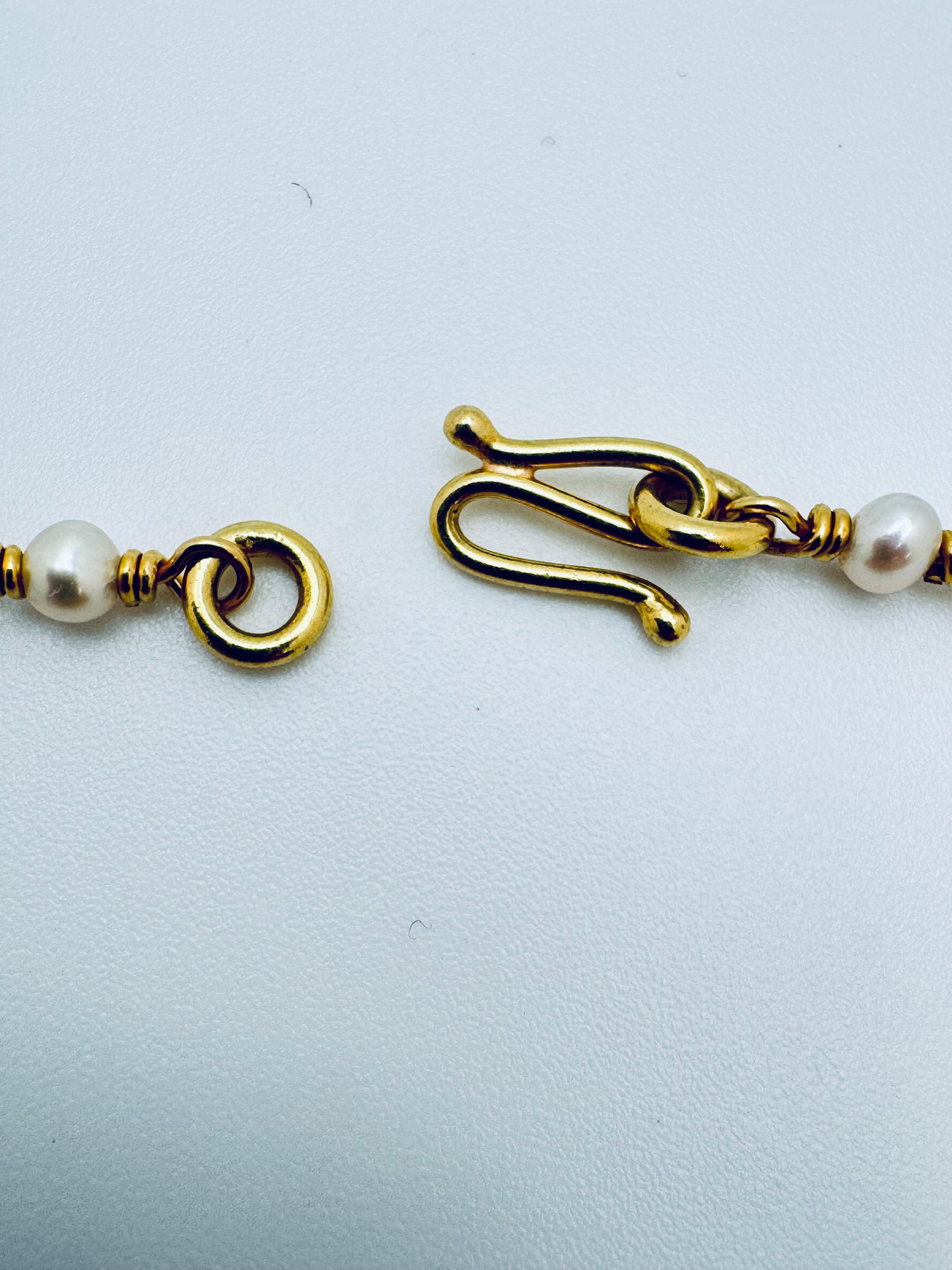 Collier en or jaune 18K avec perles et diamants en forme de coeur en vente 1