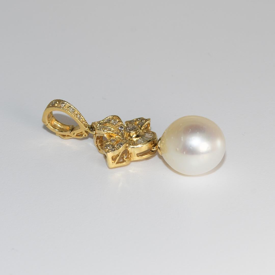 18K Yellow Gold Pearl & Diamond Pendant In Excellent Condition For Sale In Laguna Beach, CA