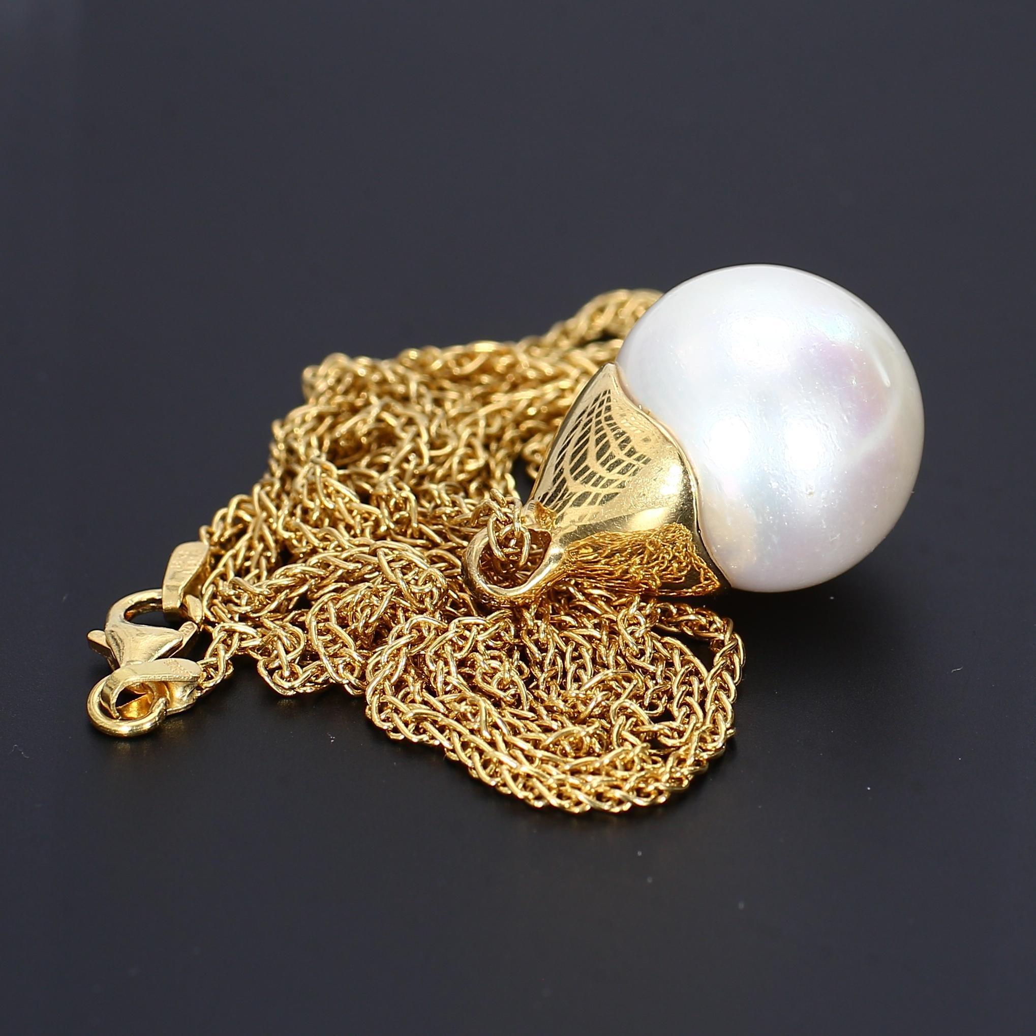 Colgante y cadena de perlas de oro amarillo de 18k en venta 1