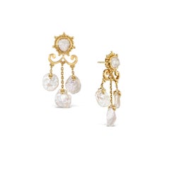 Boucles d'oreilles pendantes en or jaune 18K, perles et pétales de perles