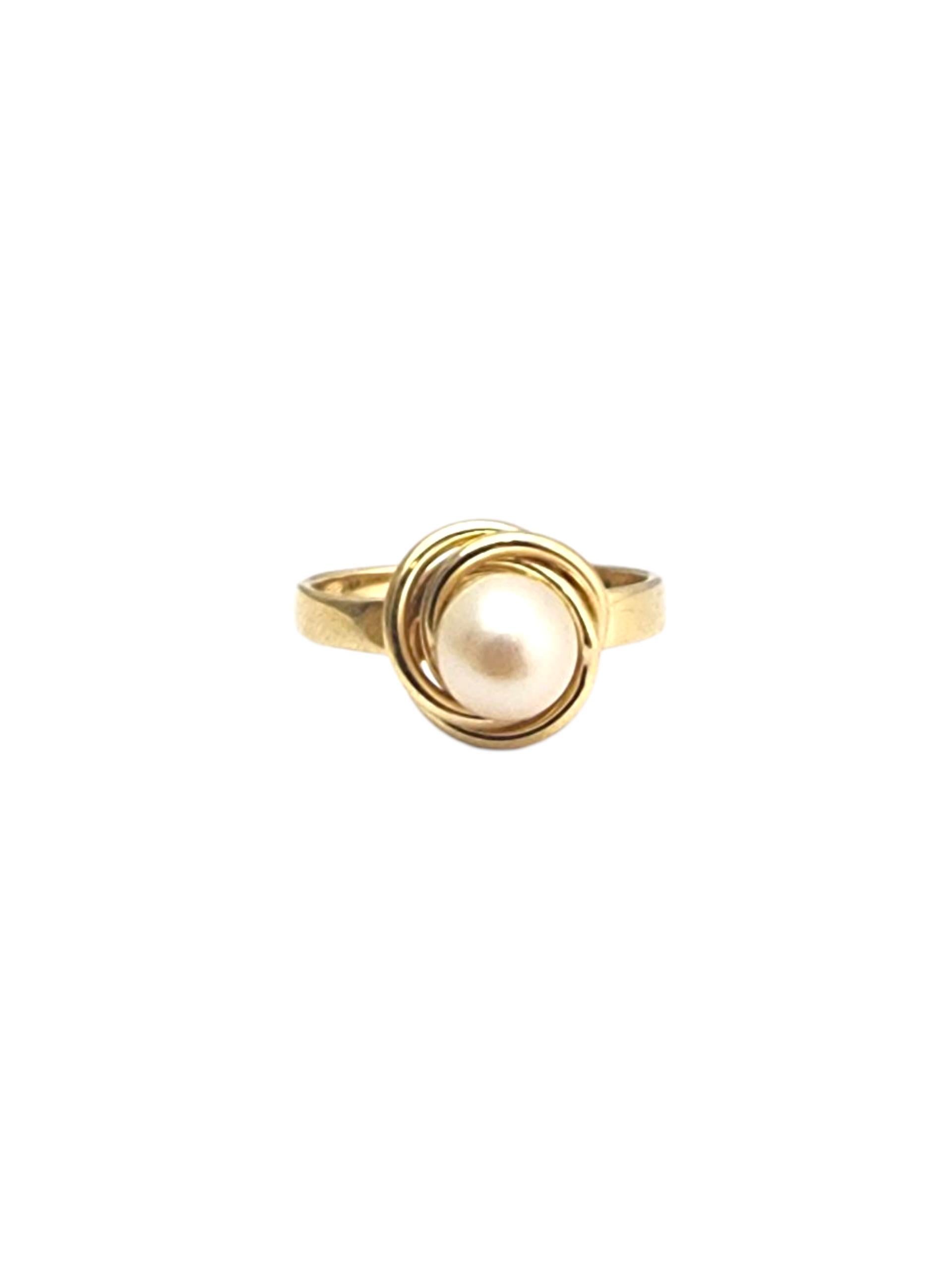 18K Yellow Gold Pearl Ring -

Refined and luxurious, this 18K yellow gold pearl ring features a luminous cultured pearl set in a rich gold band, offering a timeless design that exudes elegance and grace.

Weight: 3.6 gr. / 2.3 dwt.

Size: 6

Marked: