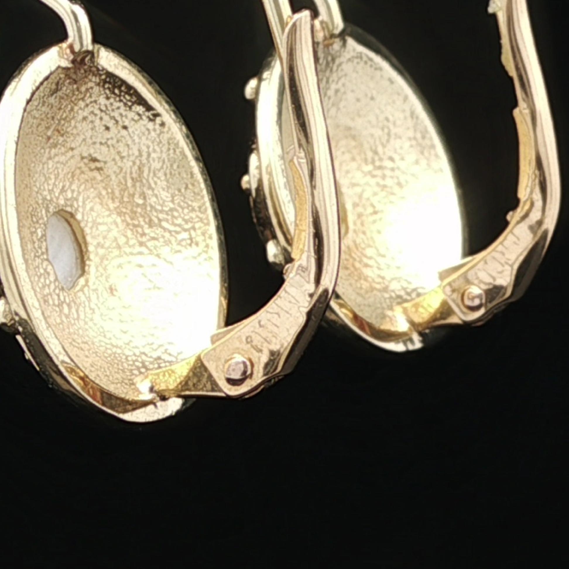 Orecchini a goccia con perla in oro giallo 18k con perla strutturata e chiusura a leva in vendita 5