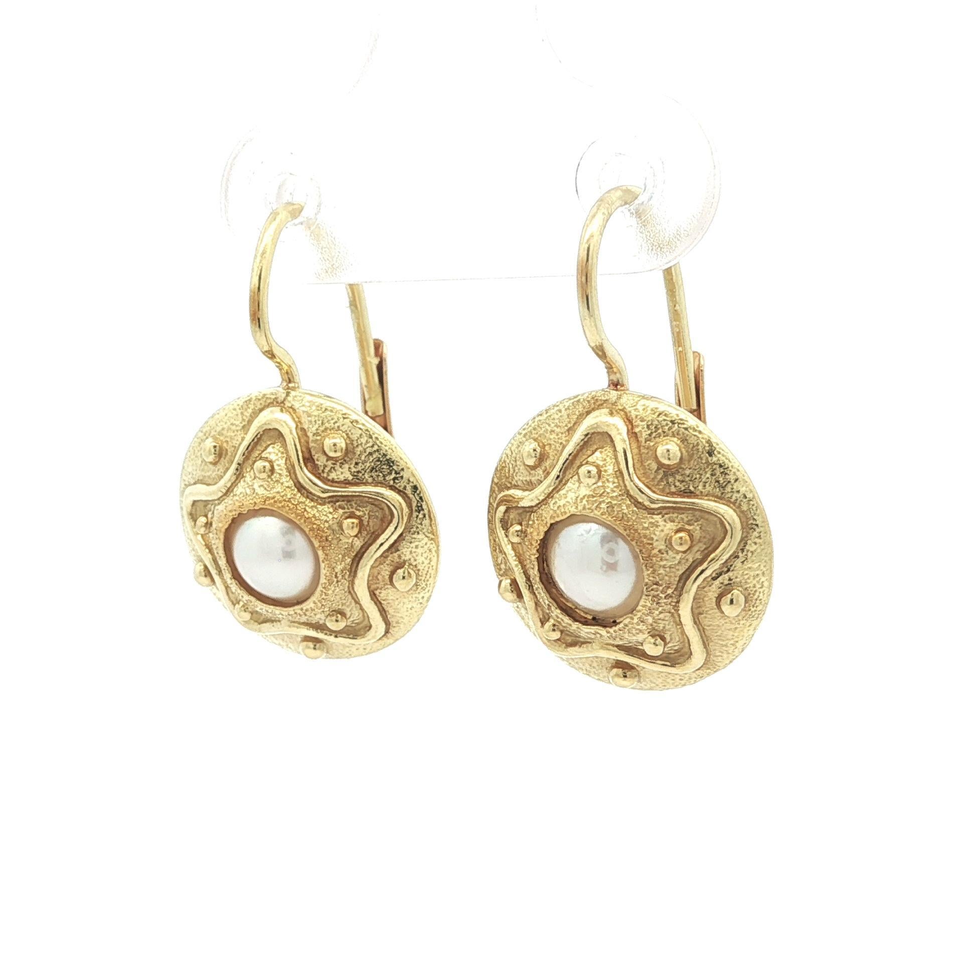 Taglio rotondo Orecchini a goccia con perla in oro giallo 18k con perla strutturata e chiusura a leva in vendita