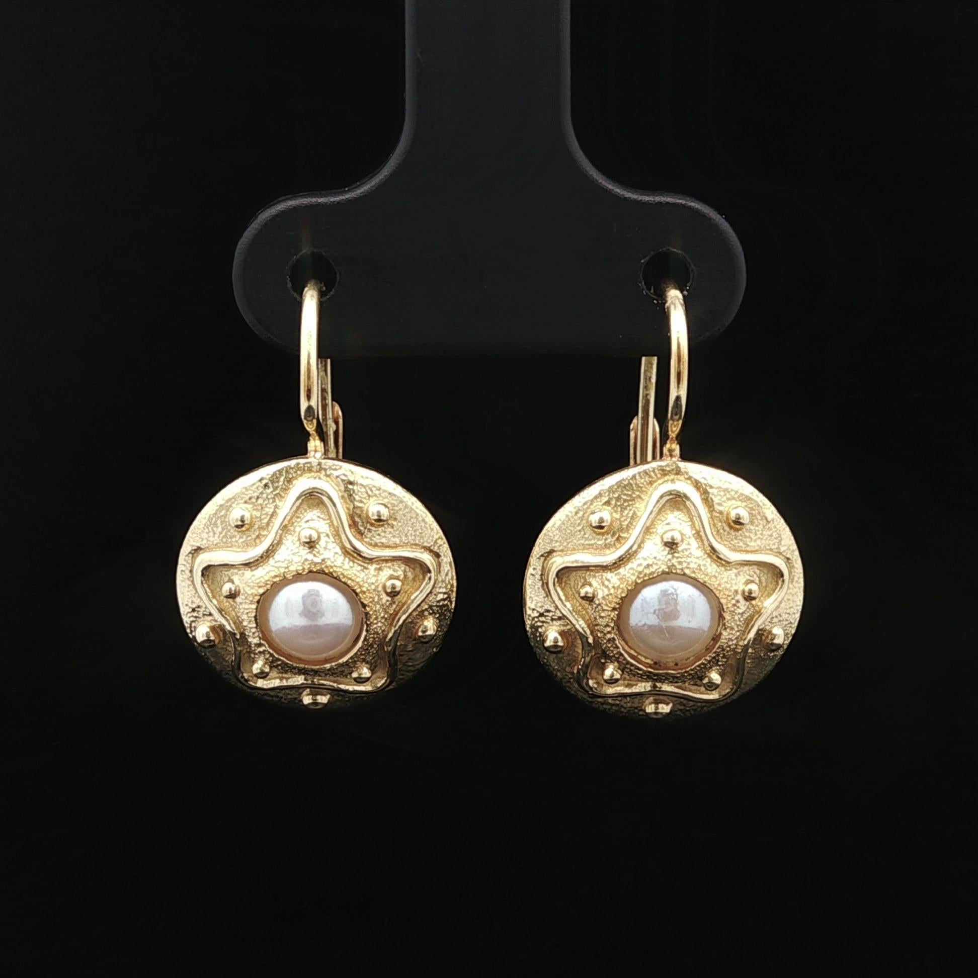 Orecchini a goccia con perla in oro giallo 18k con perla strutturata e chiusura a leva in vendita 1