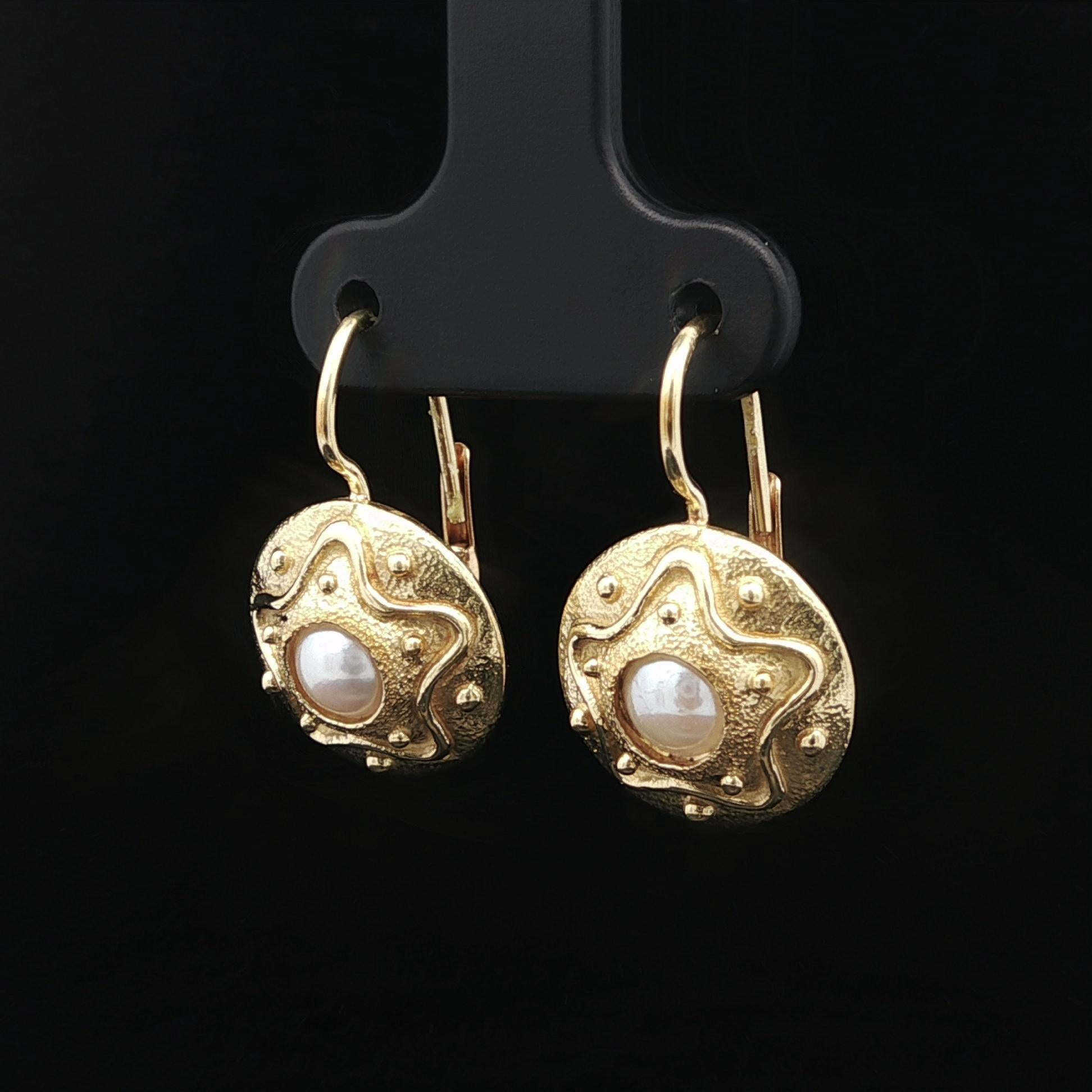 Orecchini a goccia con perla in oro giallo 18k con perla strutturata e chiusura a leva in vendita 2