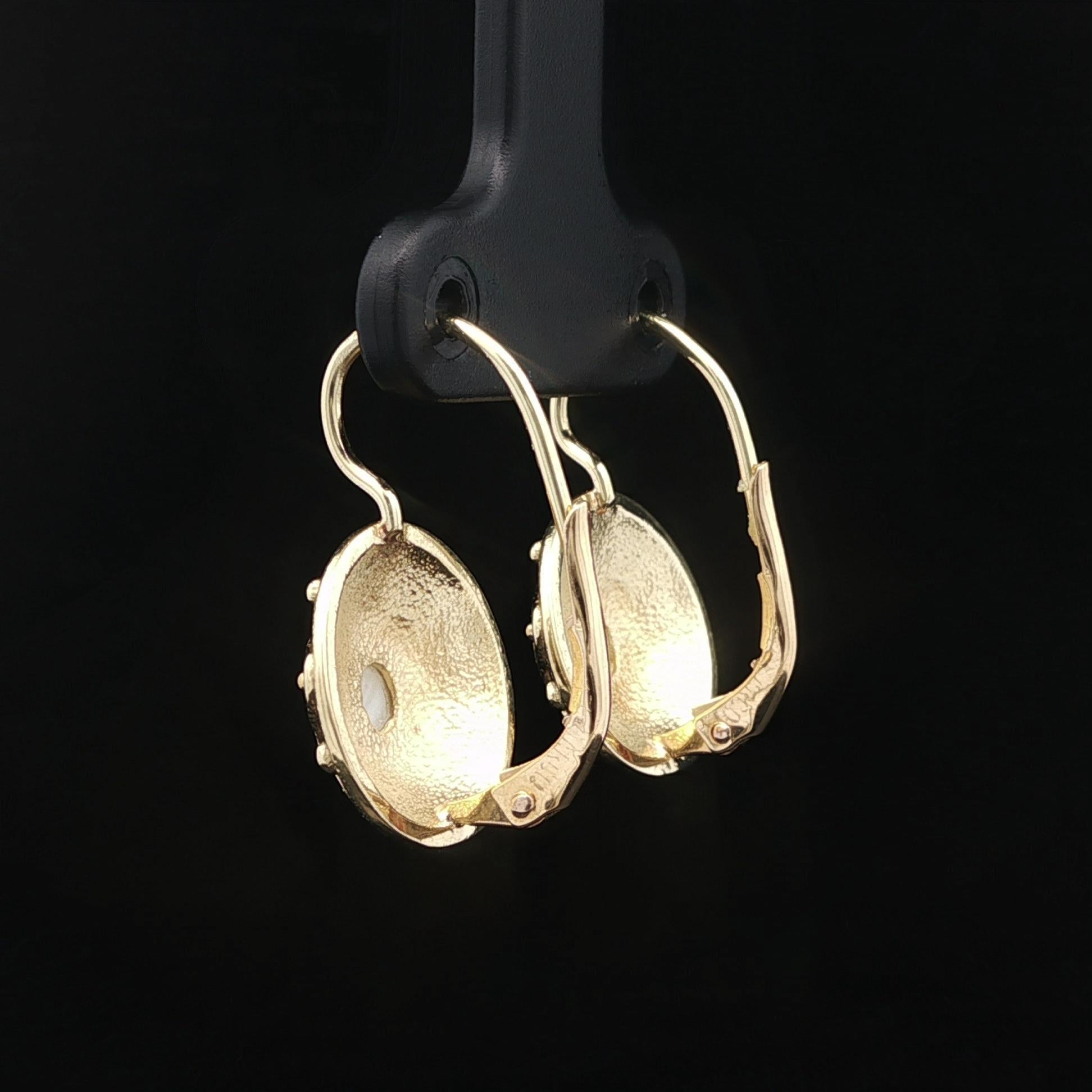 Orecchini a goccia con perla in oro giallo 18k con perla strutturata e chiusura a leva in vendita 4