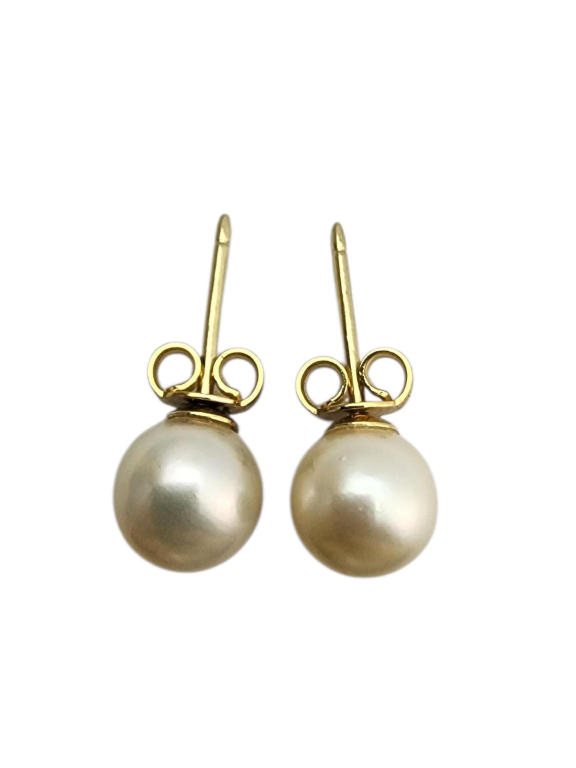 18K Yellow Gold Pearl Stud Earrings-

Timeless and elegant, these 18K yellow gold pearl stud earrings feature radiant cultured pearls set in rich gold, offering a luxurious touch to any jewelry collection.

Size: 8 mm

Weight: 2 g. / 1.3 dwt.

# of