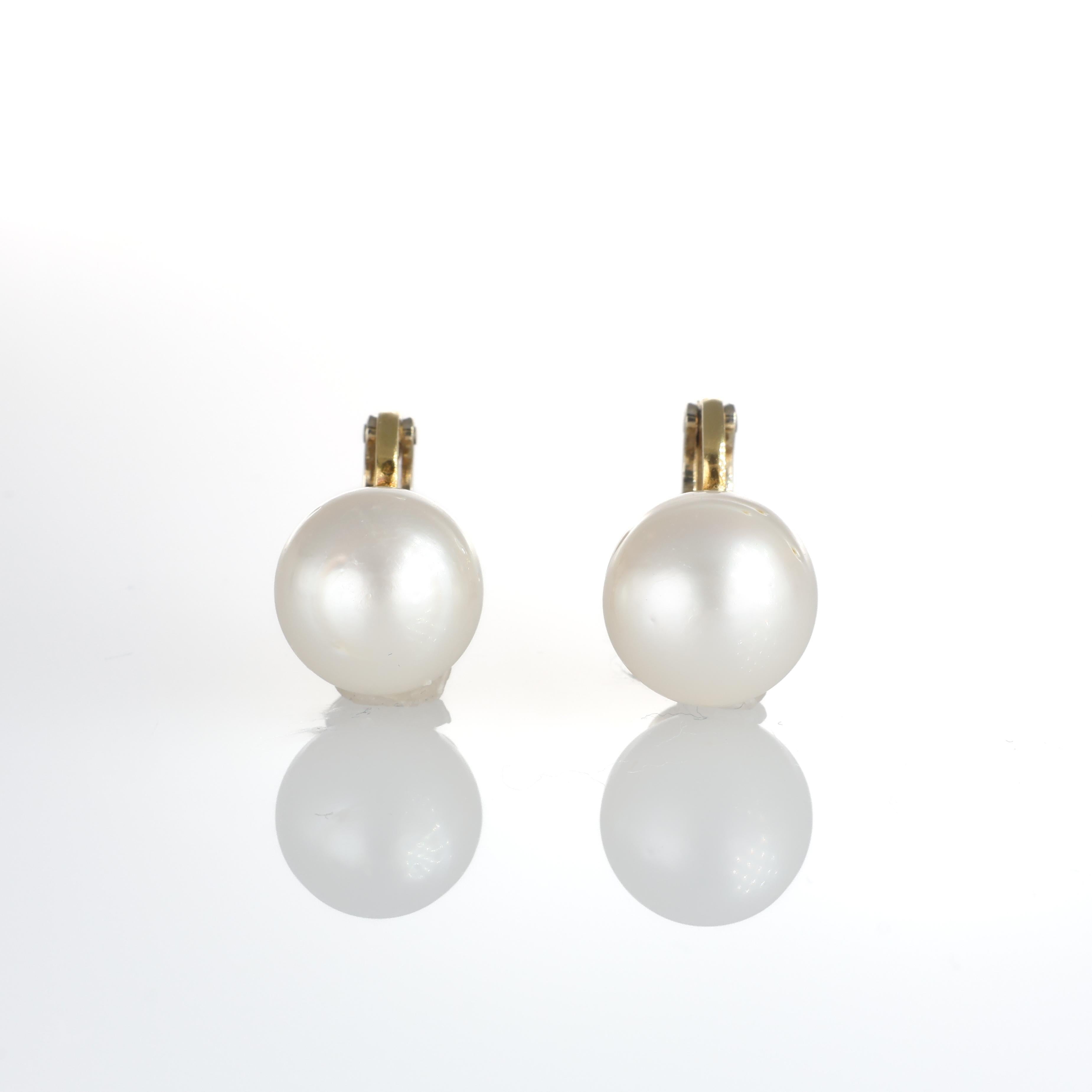 A timeless design, these stud earrings feature elegant, round pearls set in 18K yellow gold. Classic and versatile, they add a touch of refinement to any look.

Key Features:

18K yellow gold
Natural pearls
Dimensions: 2 x 1 cm
Total weight: 10.5