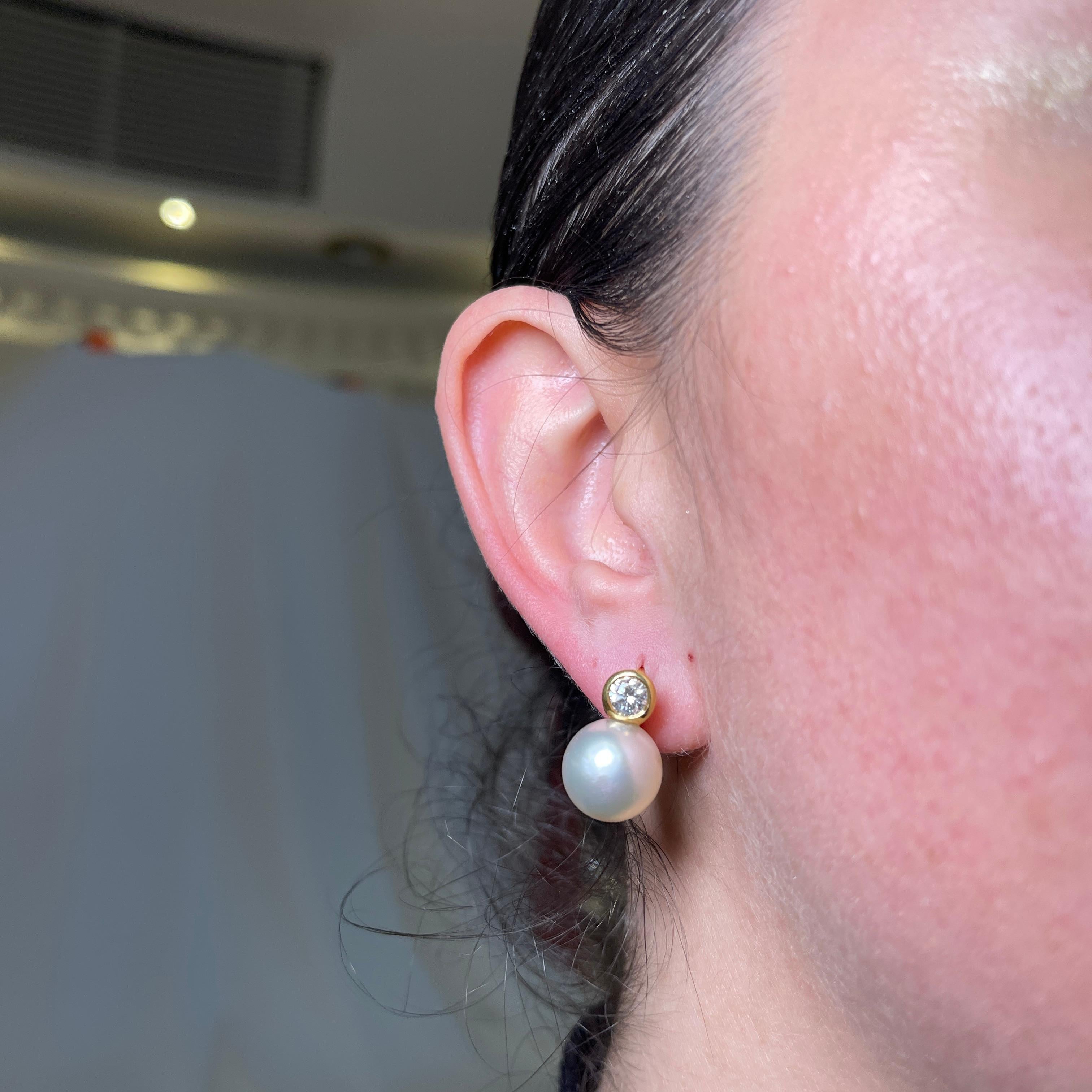 18K Yellow Gold Pearl Stud Earrings with Diamonds In New Condition For Sale In Bergamo, BG