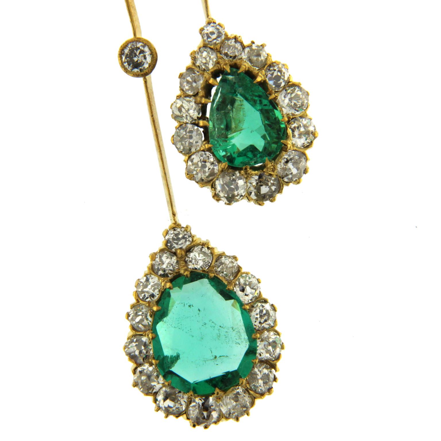 Ce pendentif exquis en or jaune 18 carats est une combinaison étonnante d'élégance et de luxe. Orné de diamants étincelants totalisant 2,90 carats, le pendentif met en valeur deux émeraudes vibrantes, mesurant 7x9 mm et 9x11 mm, qui ajoutent un