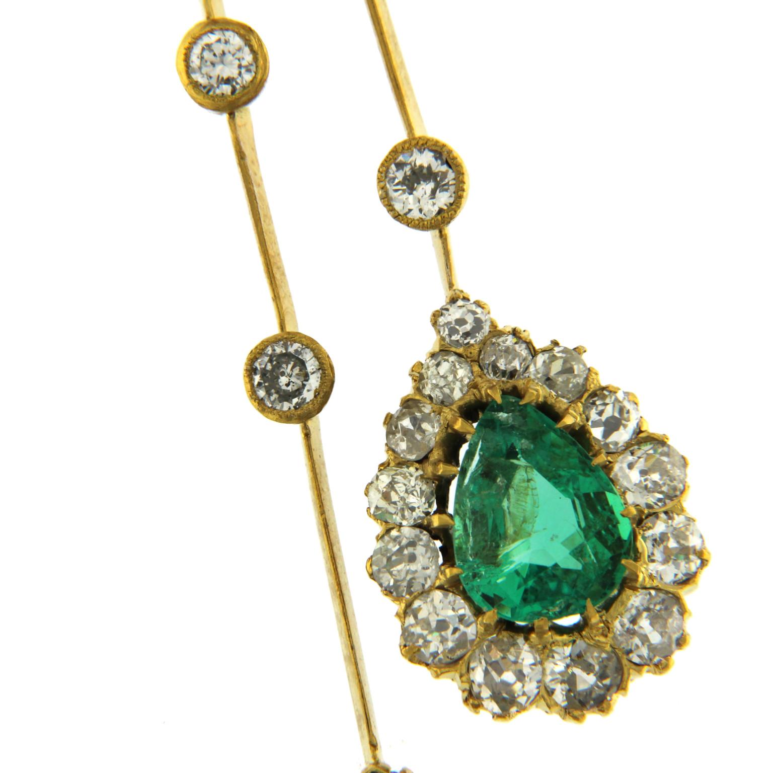 Taille ronde Pendentif en or jaune 18 carats avec diamants et émeraudes en vente