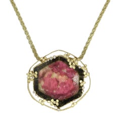 Colgante o broche de oro amarillo de 18 quilates con una turmalina sandía y diamantes