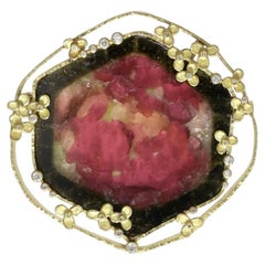 Colgante o broche de oro amarillo de 18 quilates con una turmalina sandía y diamantes