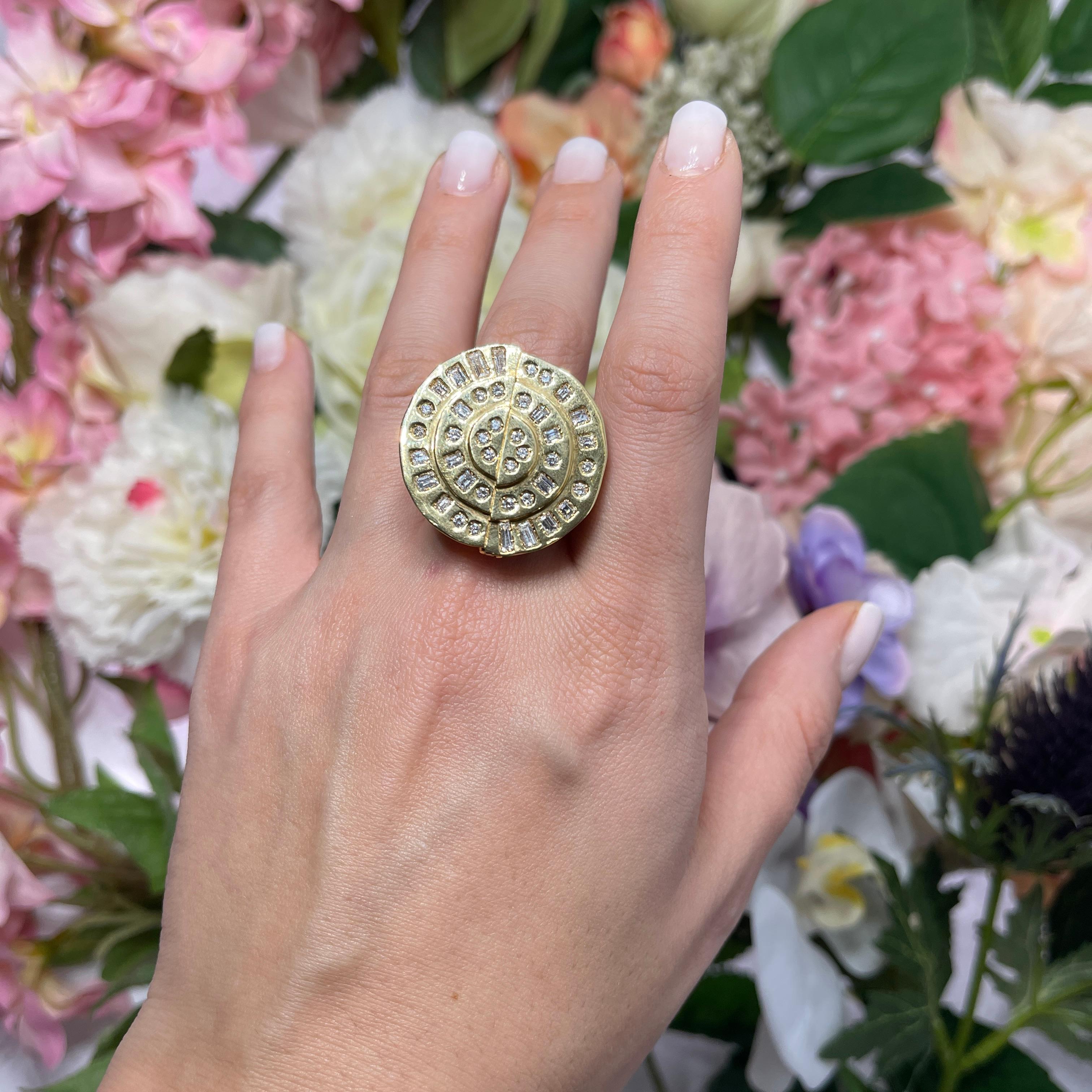 18K Yellow Gold Pendant/Ring with Brilliant-Cut and Baguette Diamonds For Sale 1
