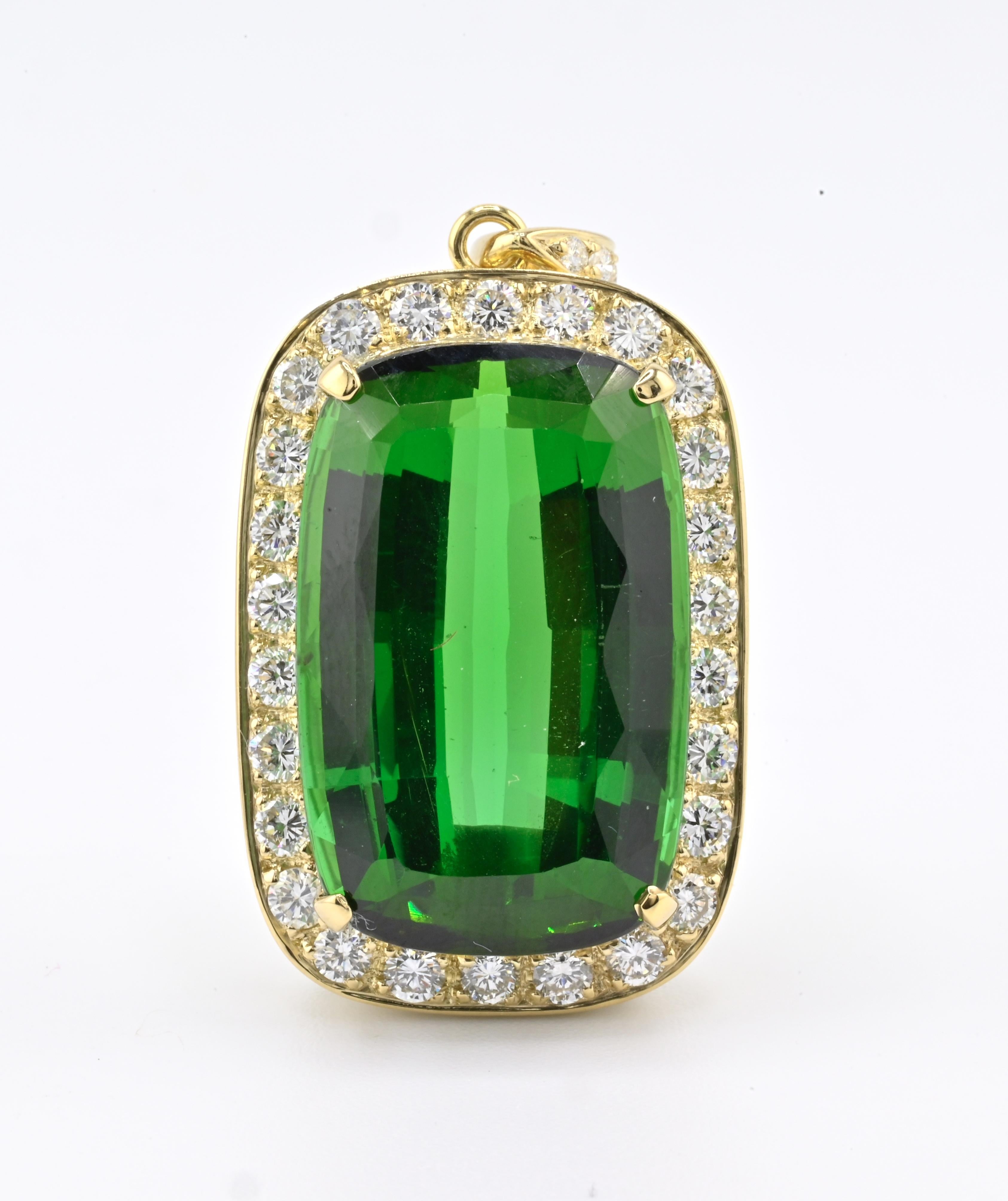 Pendentif en or jaune 18 carats Tourmaline coussin de 26,51 carats et 2,25 carats de diamants VS-SI taille brillant

Ce luxueux pendentif en or jaune 18 carats présente une superbe tourmaline naturelle en forme de coussin entourée d'un ensemble de