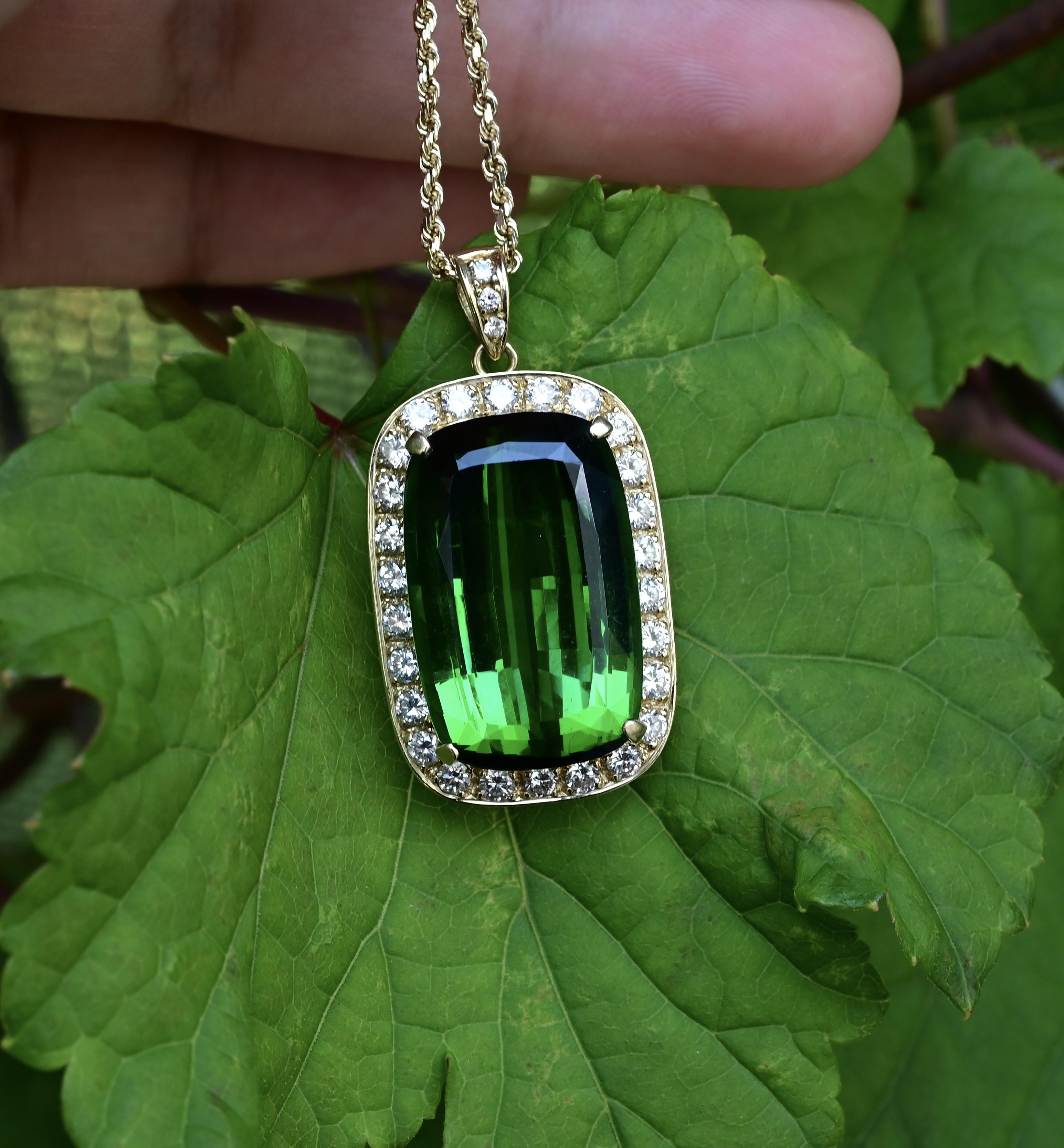 Pendentif en or jaune 18 carats avec tourmaline de 26,51 carats et diamants de 2,25 carats en vente 1