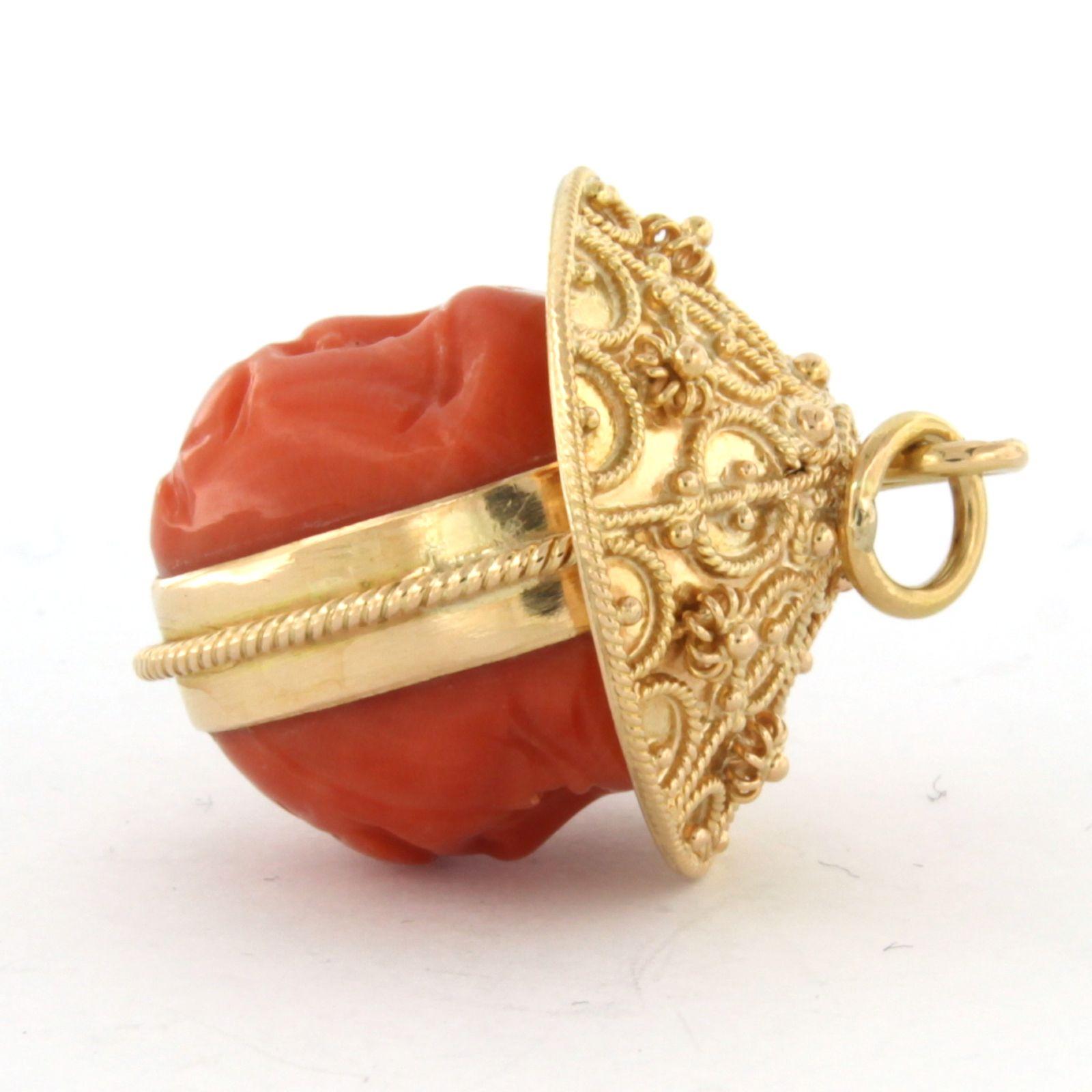 Moderne Pendentif en or jaune 18 carats avec corail taillé en forme de tête - 12,2 grammes en vente