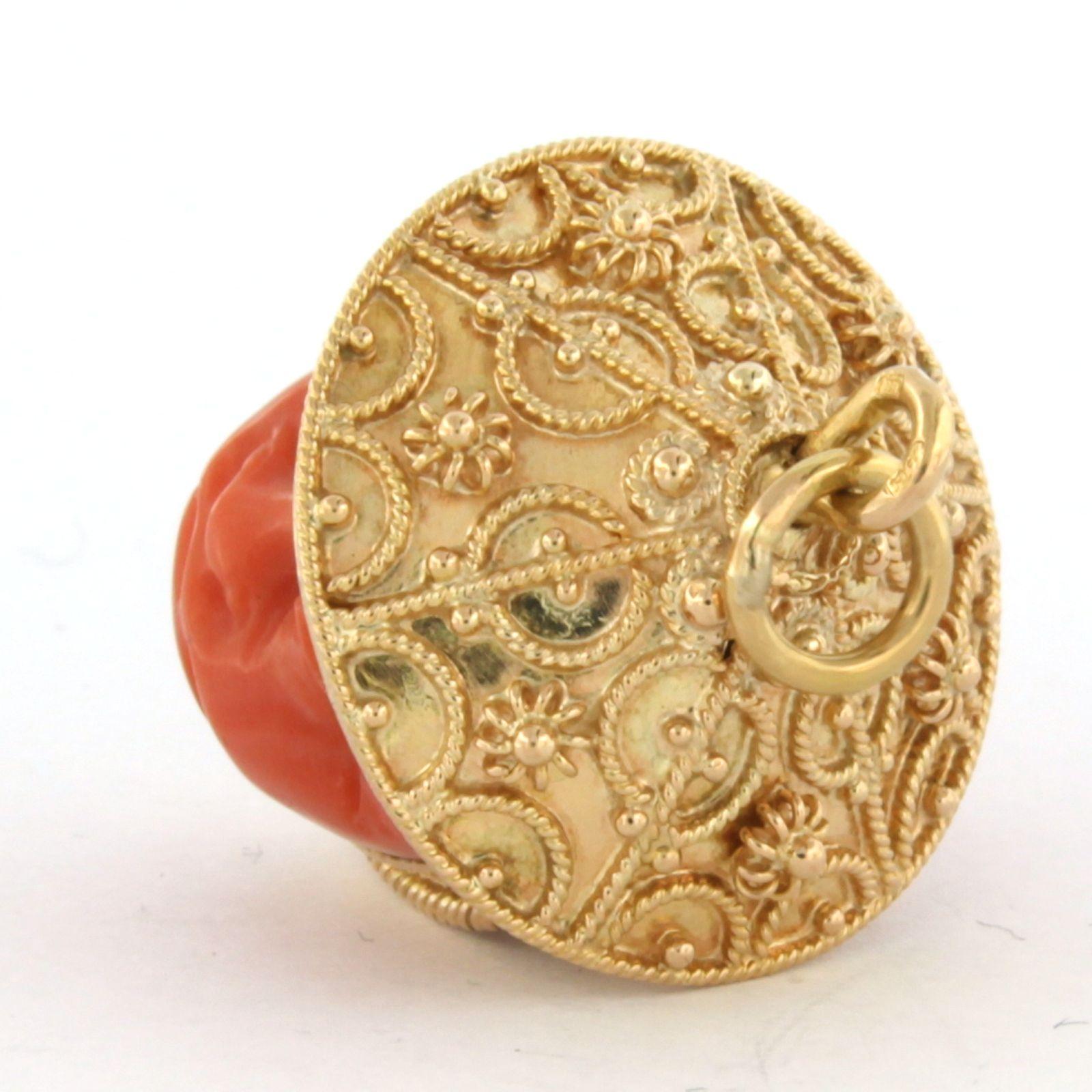 Colgante de oro amarillo de 18 quilates con coral tallado en forma de cabeza - 12,2 gramos Moderno en venta