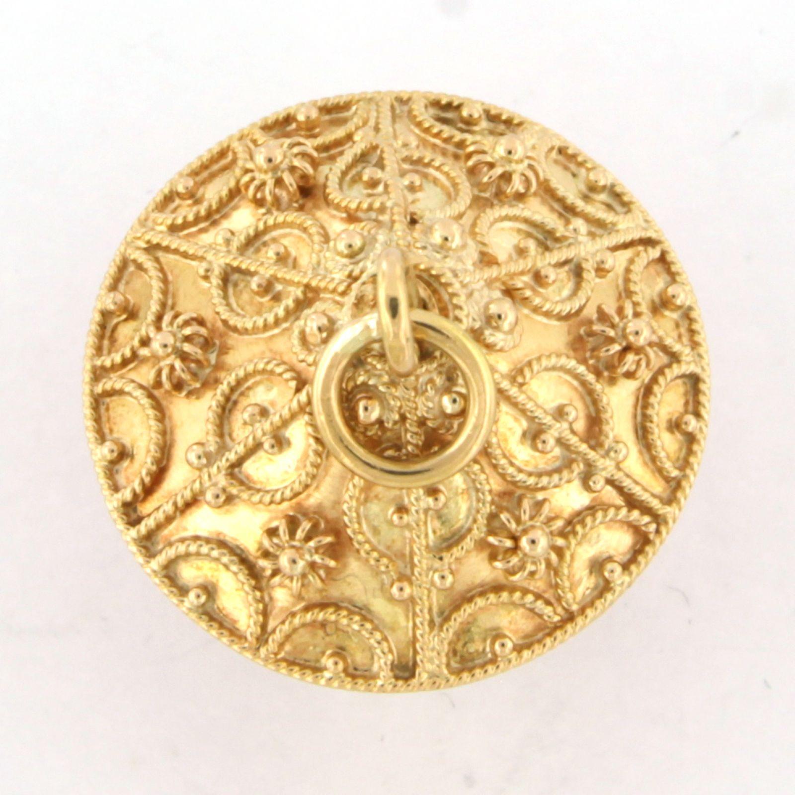 Taille cabochon Pendentif en or jaune 18 carats avec corail taillé en forme de tête - 12,2 grammes en vente