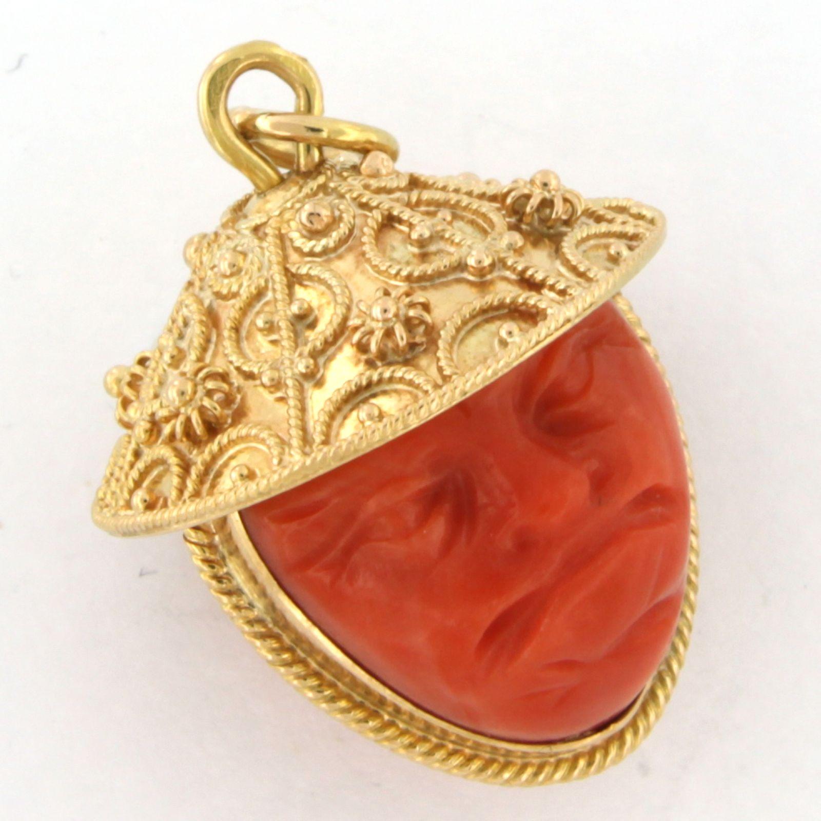 Pendentif en or jaune 18 carats avec corail taillé en forme de tête - 12,2 grammes Excellent état - En vente à The Hague, ZH