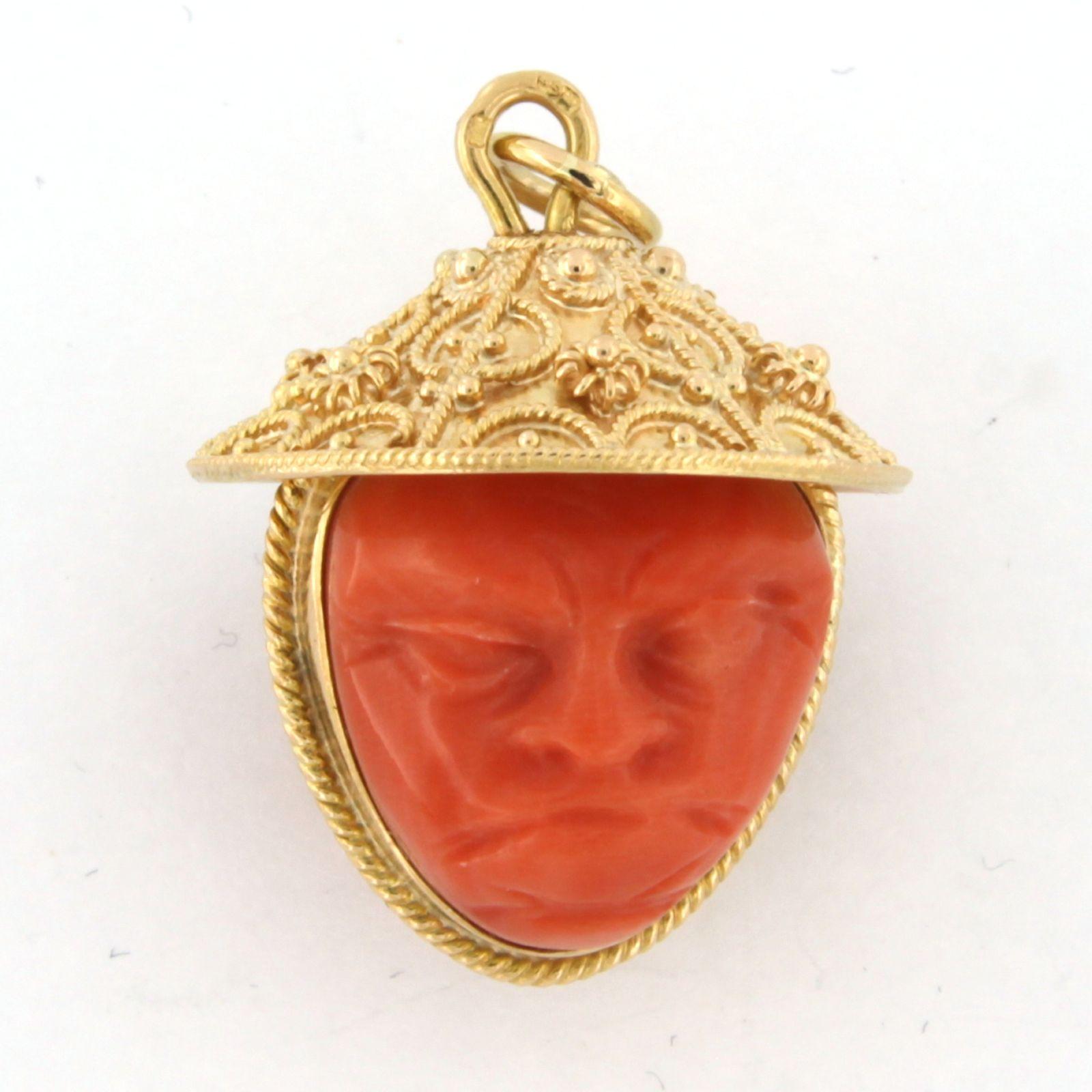 Pendentif en or jaune 18 carats avec corail taillé en forme de tête - 12,2 grammes en vente 1