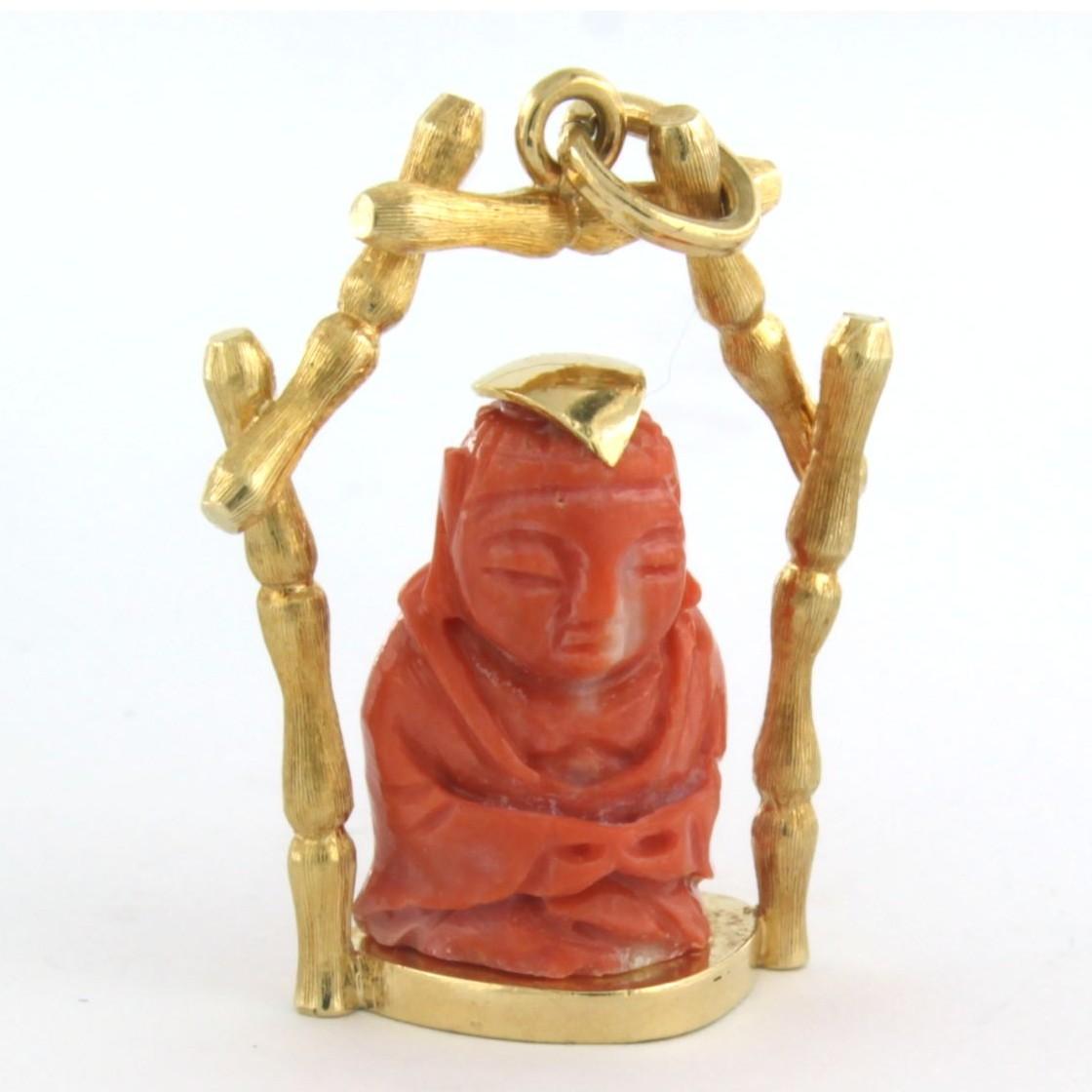 Pendentif en or jaune 18k avec corail en forme de bouddha

description détaillée :

les dimensions du pendentif sont de 3,5 cm de long sur 2,5 cm de large

Poids : 10.8 grammes

avec :

- 1 x 1,8 cm x 1,3 cm en corail taillé en forme de